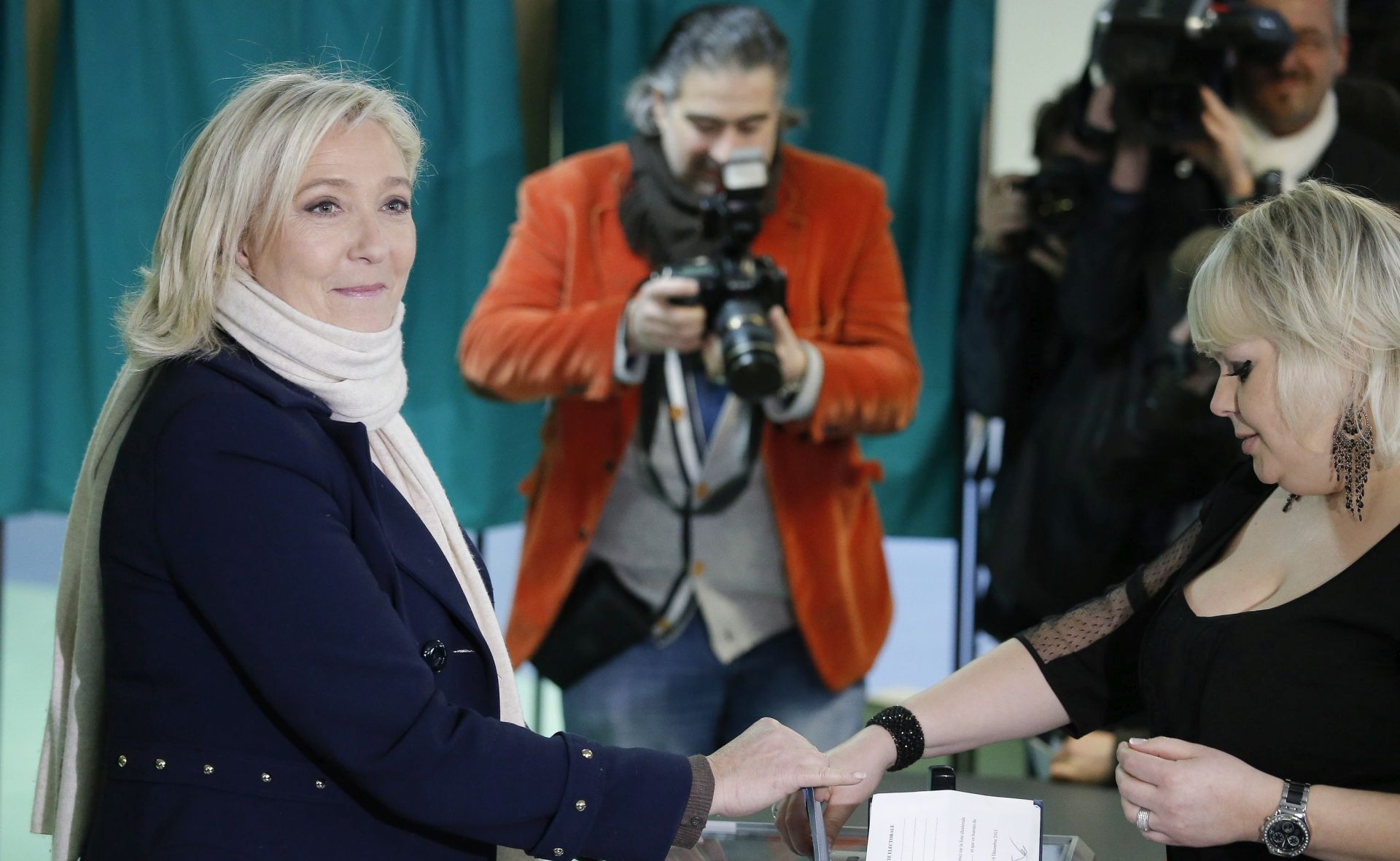 epa05056513 French far-right political party National Front (FN) Marine Le Pen cast her vote at a polling station during the first round of the regional elections in Henin-Beaumont, Northern France, 06 December 2015. France goes to the polls in a two-round regional election on 06 and 13 December 2015.  EPA/JULIEN WARNAND