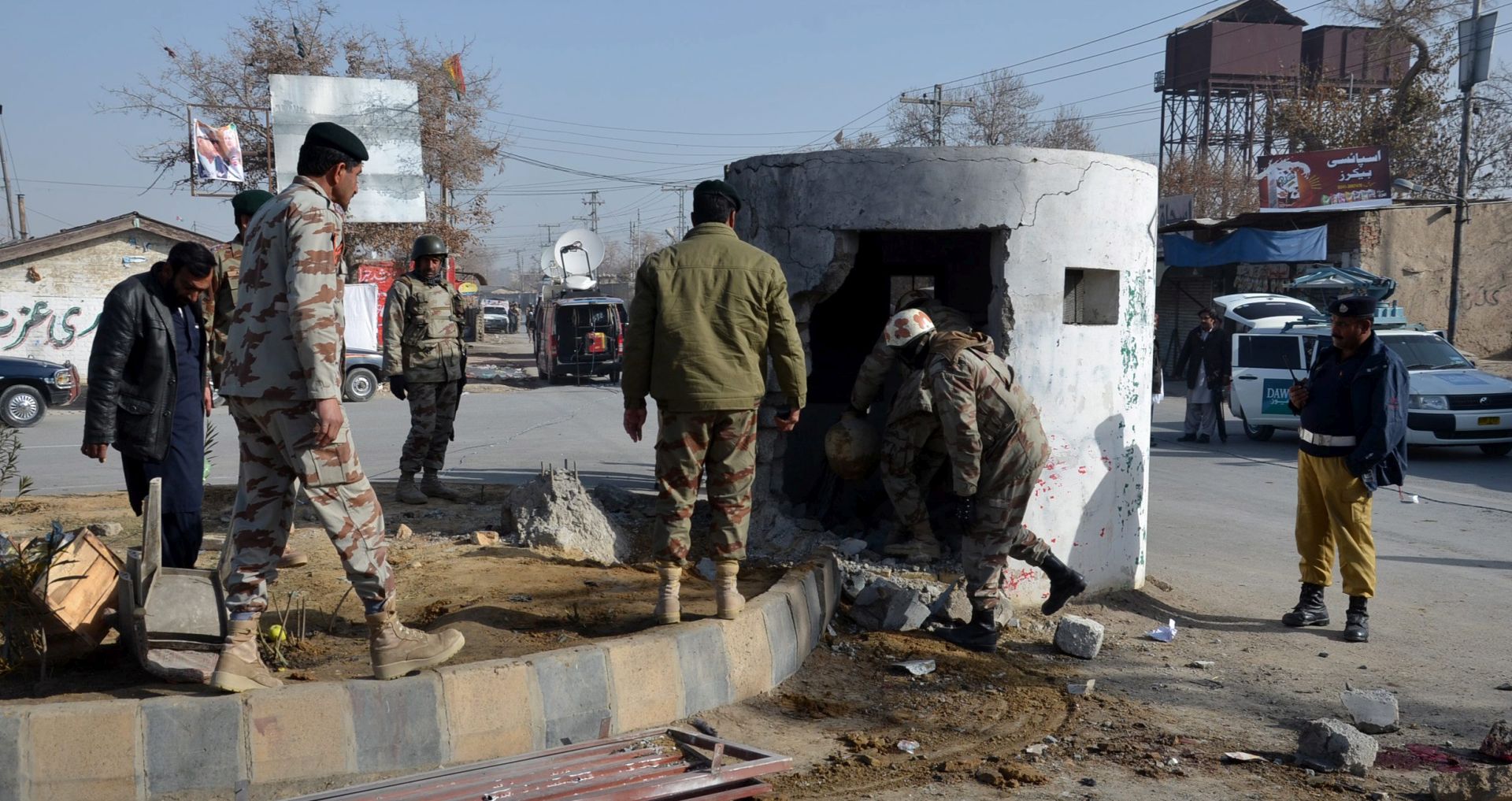 epa05065835 Pakistani security officials inspect the site of a bomb blast that targeted the checkpost of Frontier Corps in Quetta, Balochistan province, Pakistan, 12 December 2015. According to media reports, one Frontier Corps (FC) was killed three others were wounded in a bomb blast.  EPA/JAMAL TARAKAI