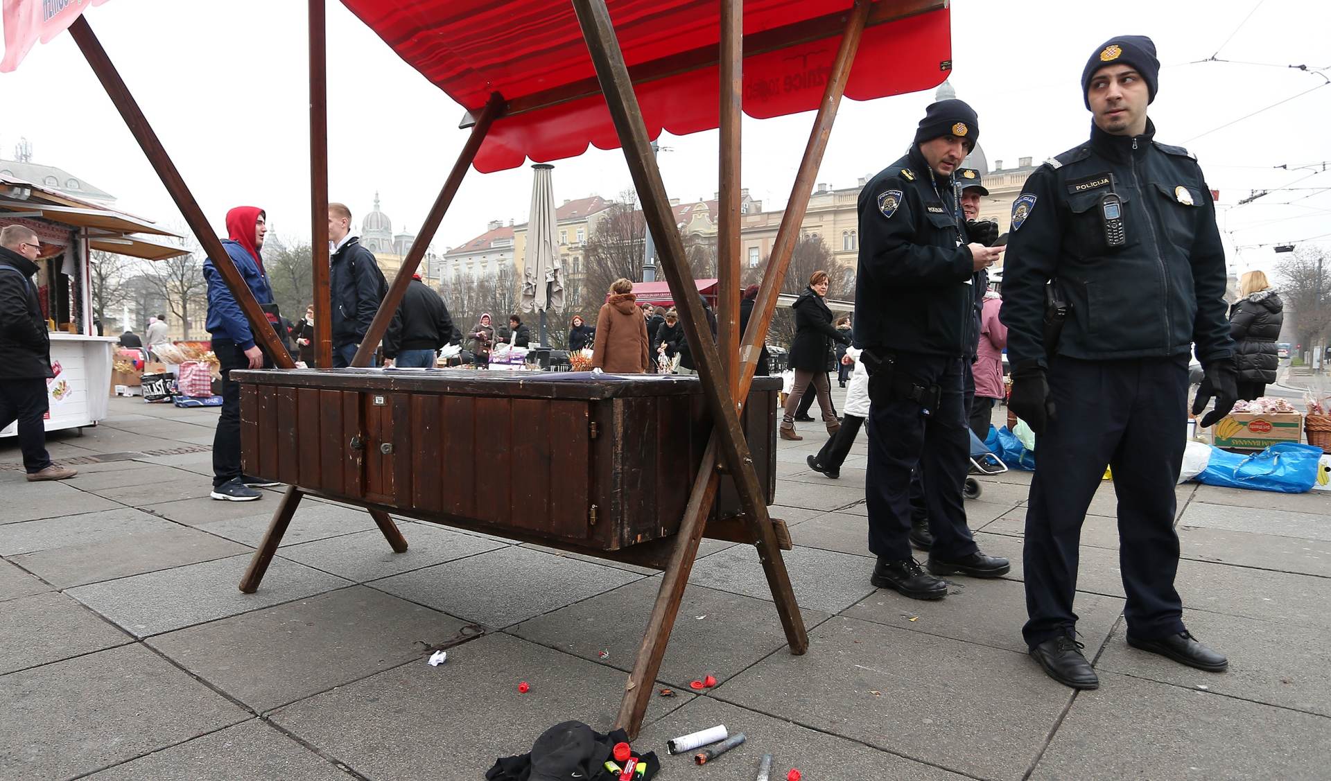 05.12.2015., Zagreb - Zbog navijaca i paljenja baklje na Glavnom kolodvoru intervenirala je policija.
Photo: Davor Puklavec/PIXSELL