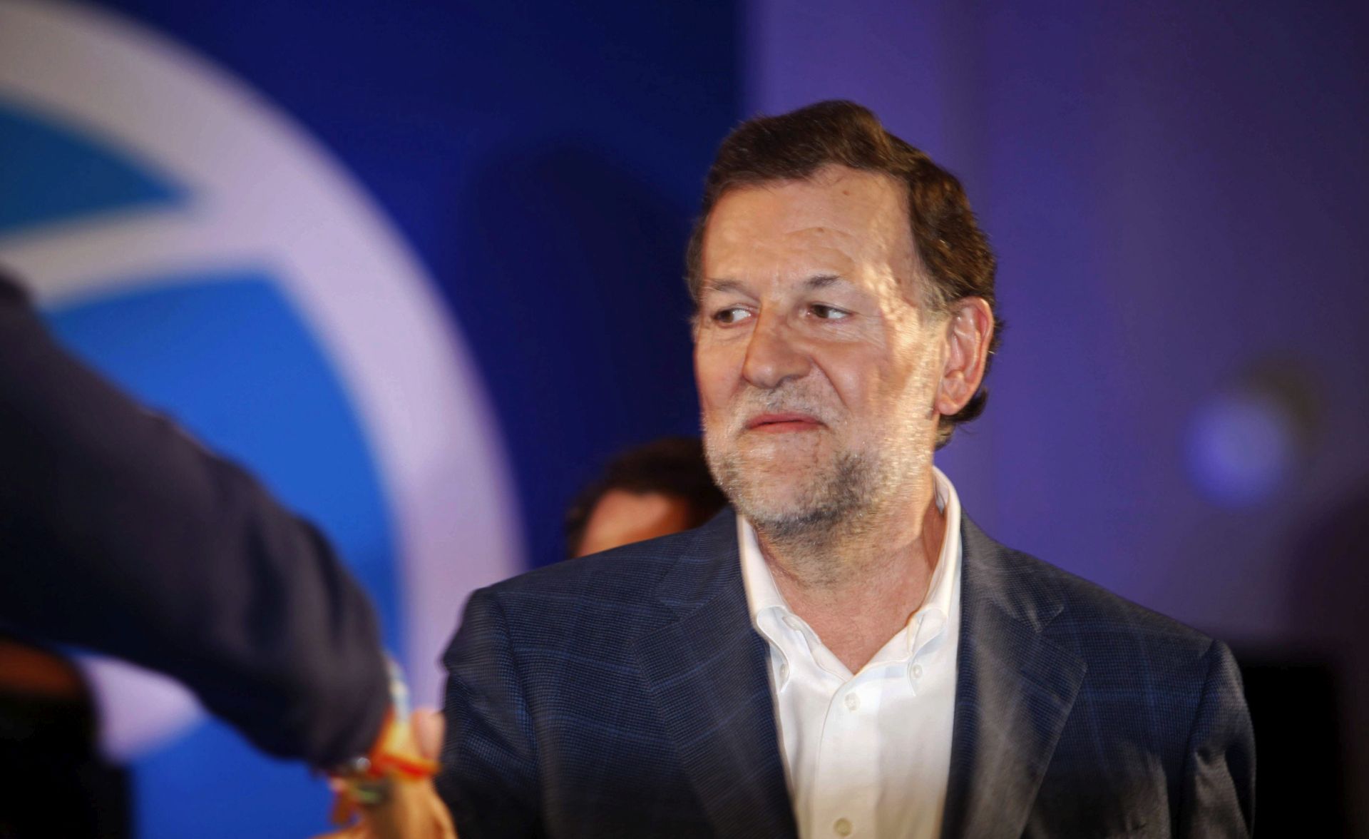 NAPADAČ UHIĆEN: Mariano Rajoy na predizbornom skupu dobio udarac u glavu