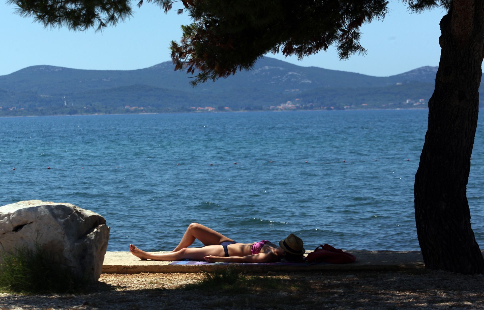 15.06.2013., Zadar - Naglo zatopljenje izmamilo je prve kupace na plaze, a ukoliko vrijeme ostane ovako toplo ovih se dana ocekuju pune plaze kupaca.
Photo: Zeljko Mrsic/PIXSELL