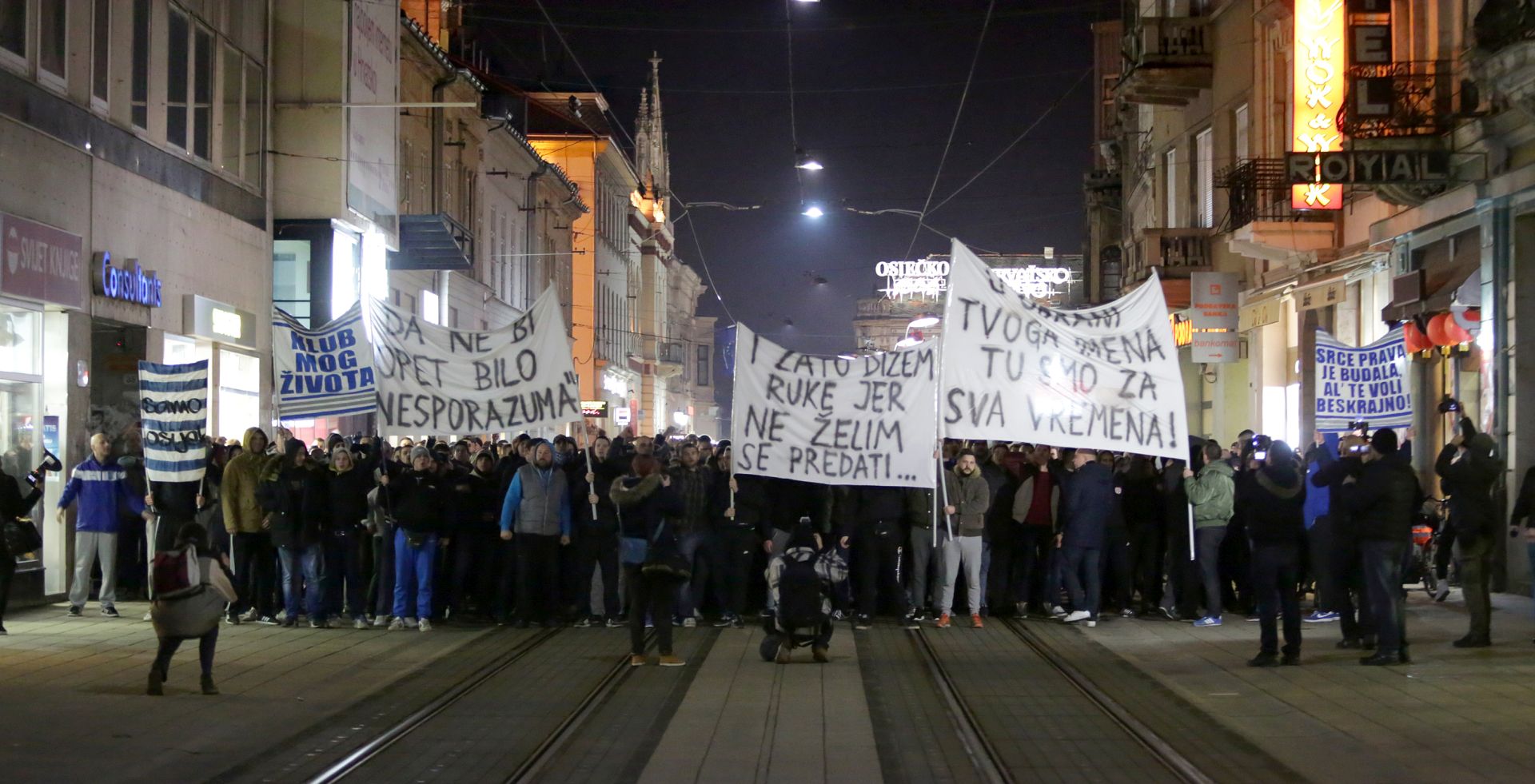 UPITNA PRODAJA DIONICA MESZAROSU Mirni prosvjed navijača NK Osijek