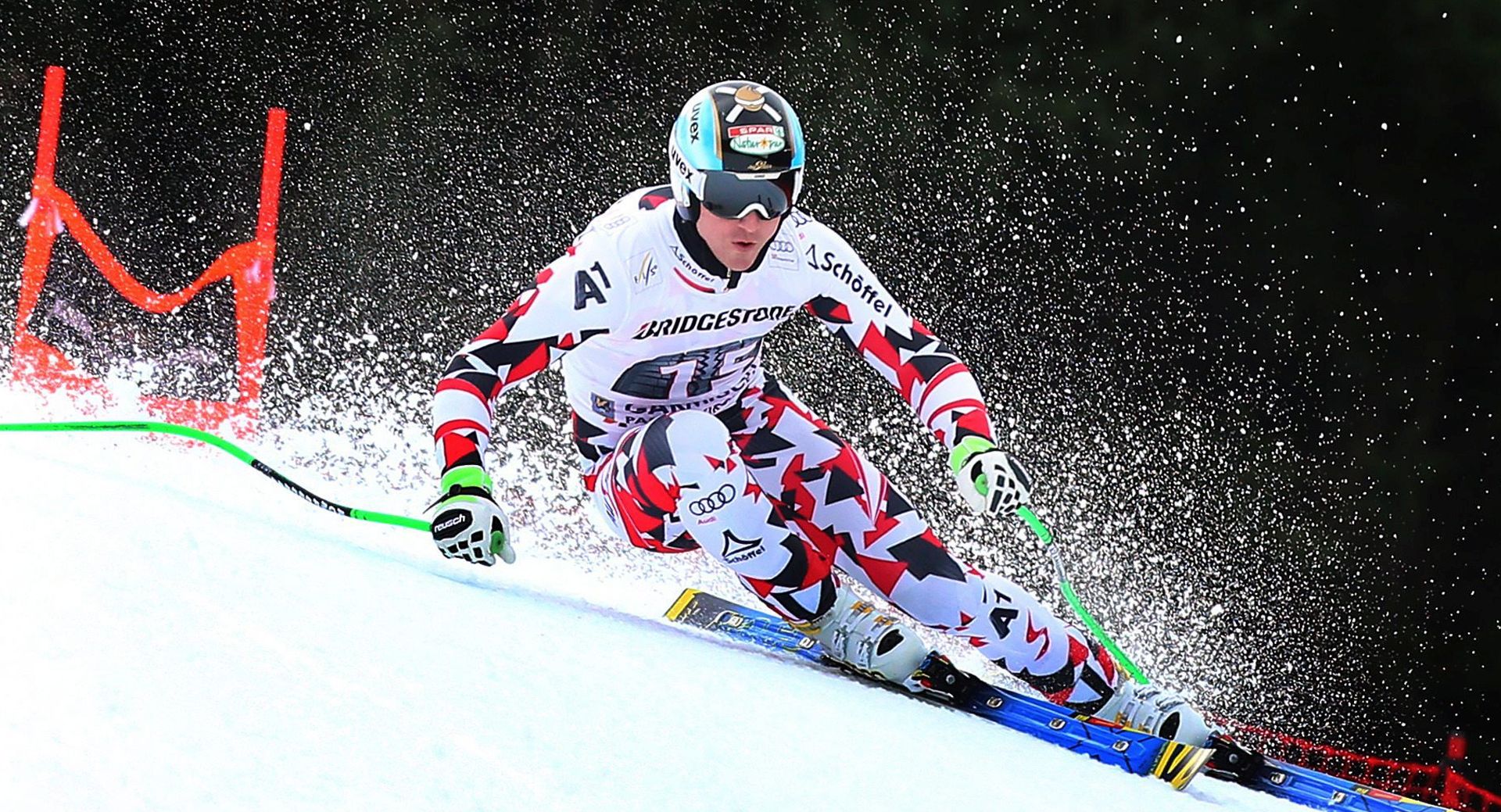 epa05131449 Hannes Reichelt of Austria speeds down the slope during a training run for the Men's Downhill race at the FIS Alpine Skiing World Cup in Garmisch Partenkirchen, Germany, 28 January 2016.  EPA/KARL-JOSEF HILDENBRAND