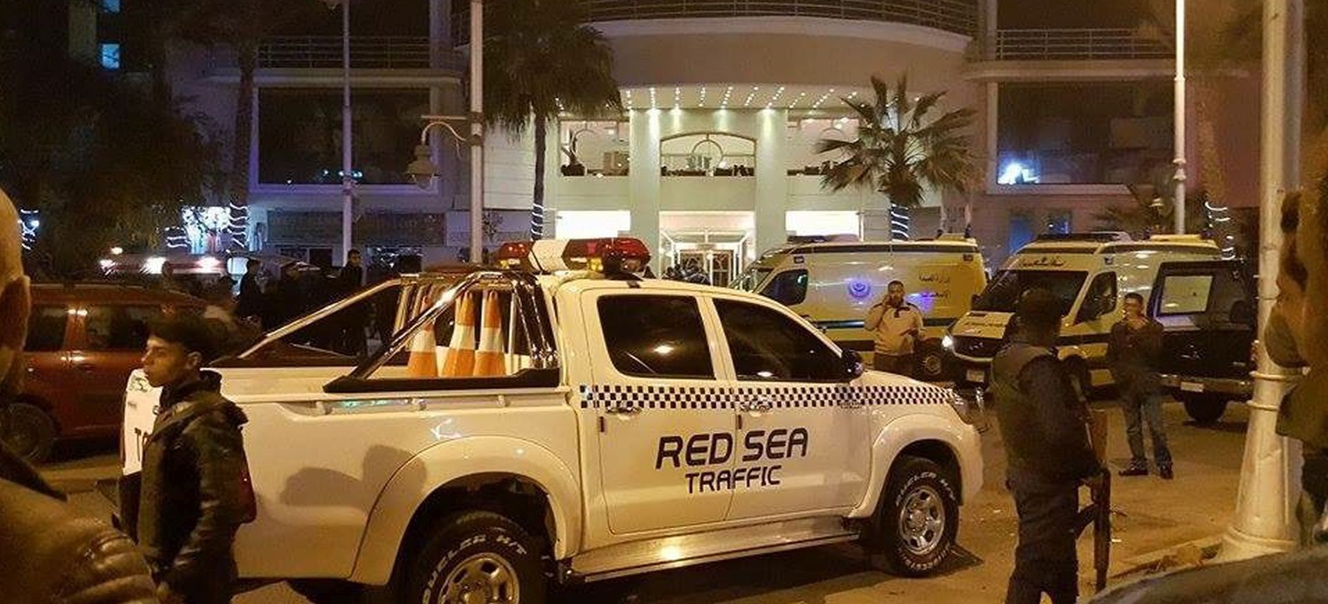 epa05093203 Egyptian security services outside the entrance to Bella Vista Hotel in Red Sea resort of Hurghada, Egypt, 08 January 2016. Gunmen opened fire on the hotel in the injuring two foreign tourists media reports state.  EPA/STRINGER