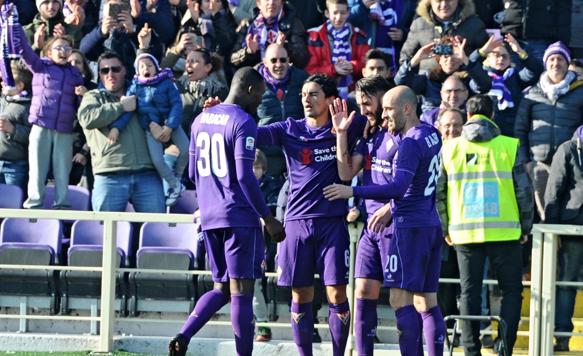 epa05122770 Fiorentina's Gonzalo Rodriguez (2-R) jubilates with his teammates after scoring a goal during the Italian Serie A soccer match ACF Fiorentina vs Torino FC at Artemio Franchi stadium in Florence, Italy, 24 January 2016.  EPA/MAURIZIO DEGL'INNOCENTI