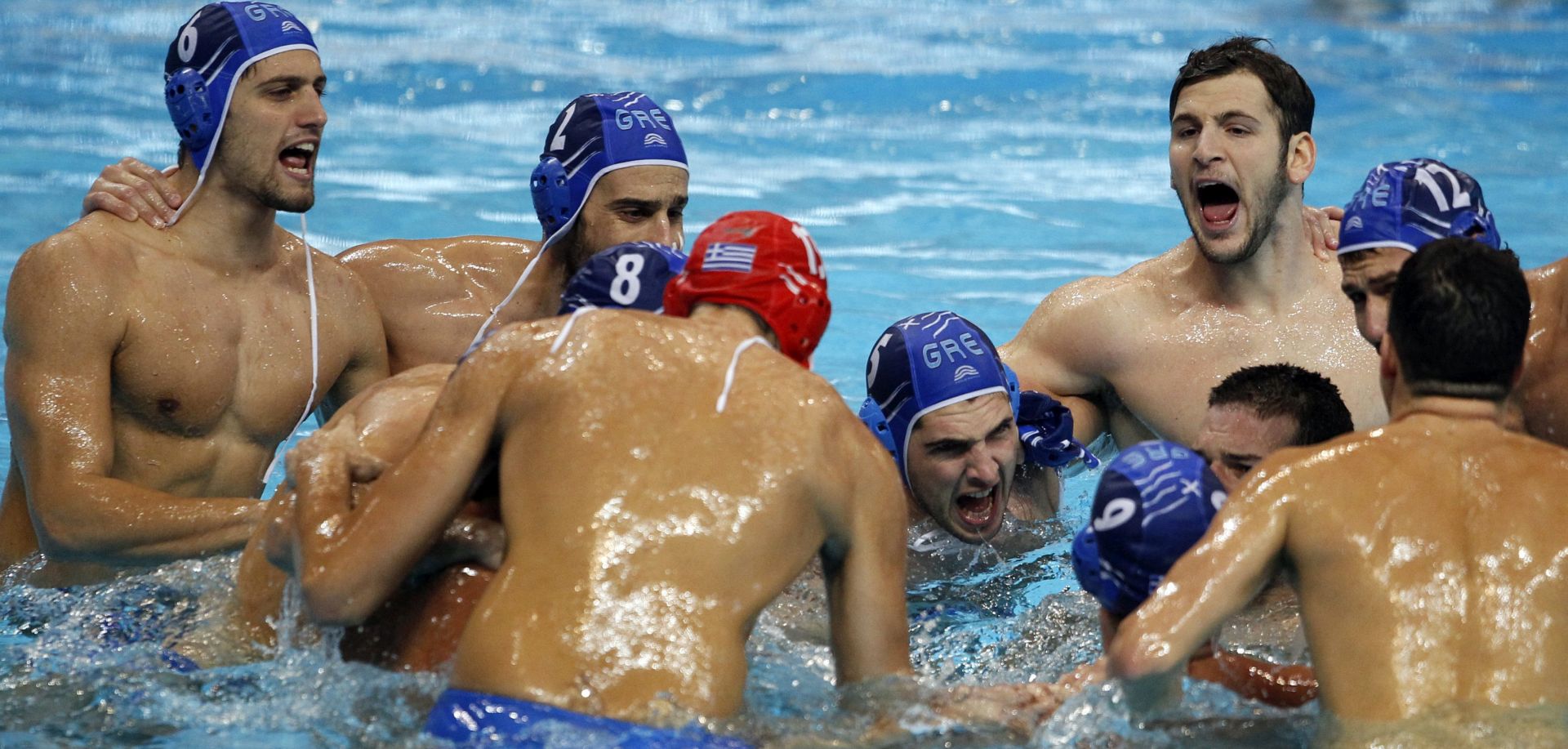 epa05109512 Players of Greece celebrate their victory at the end of the men's quarter final match between Spain and Greece at the Waterpolo European Championships in Belgrade, Serbia, 18 January 2016.  EPA/KOCA SULEJMANOVIC