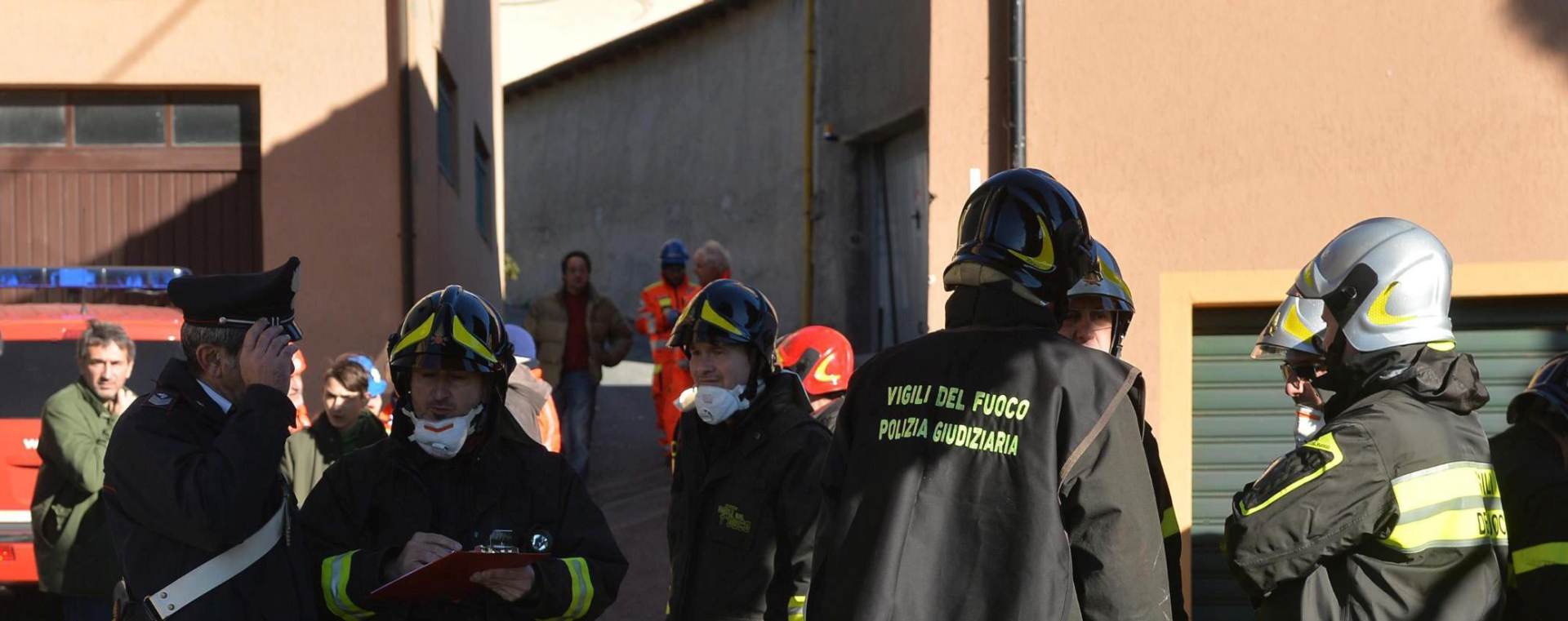 epa05104598 Rescuers at work in the area of a collapsed building in Arnasco, near Savona, Italy, 16 January 2016. According to Italian media reports, the collapse claimed five lives and was down to a gas leak.  EPA/LUCA ZENNARO