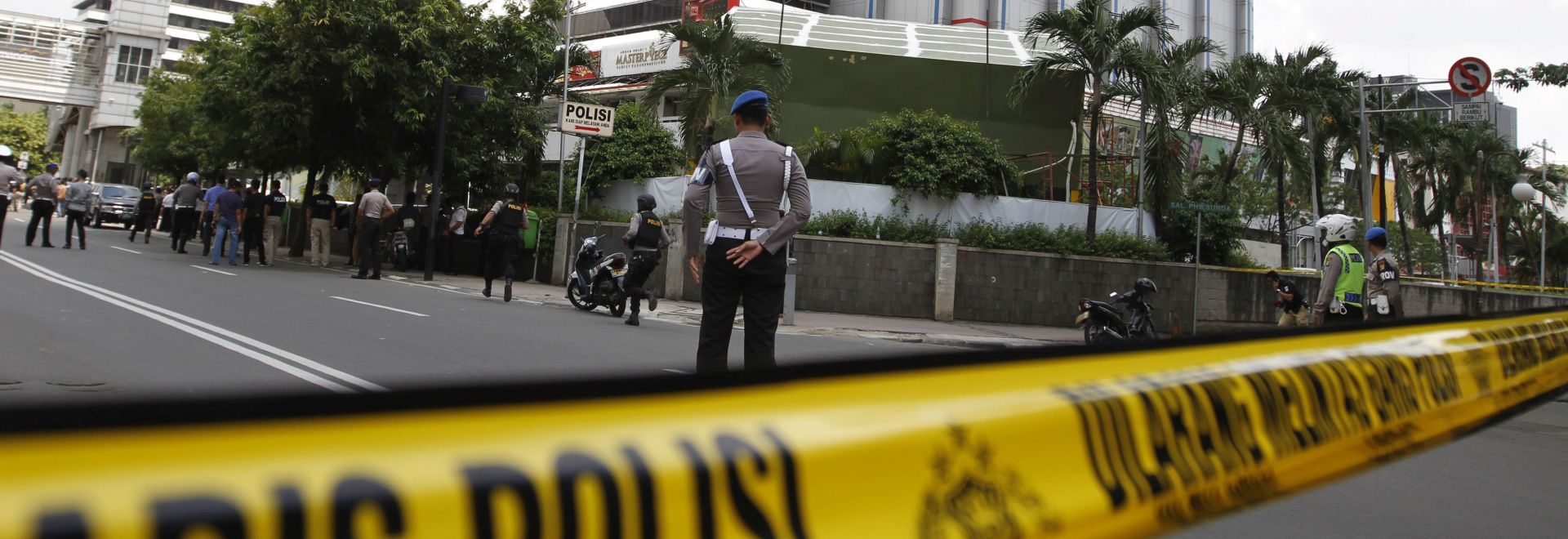 epa05100970 A general view shows a police cordon sealing off the scene of a bomb blast in Jakarta, Indonesia, 14 January 2016. Explosions near a shopping centre in the Indonesian capital Jakarta killed at least three people on Thursday, television reports and witnesses said.  Police exchanged fire with suspected attackers after the blasts at a traffic police post in front of the Sarinah shopping centre and a nearby Starbucks coffee shop, media reported.  EPA/RONI BINTANG AUSTRALIA AND NEW ZEALAND OUT
