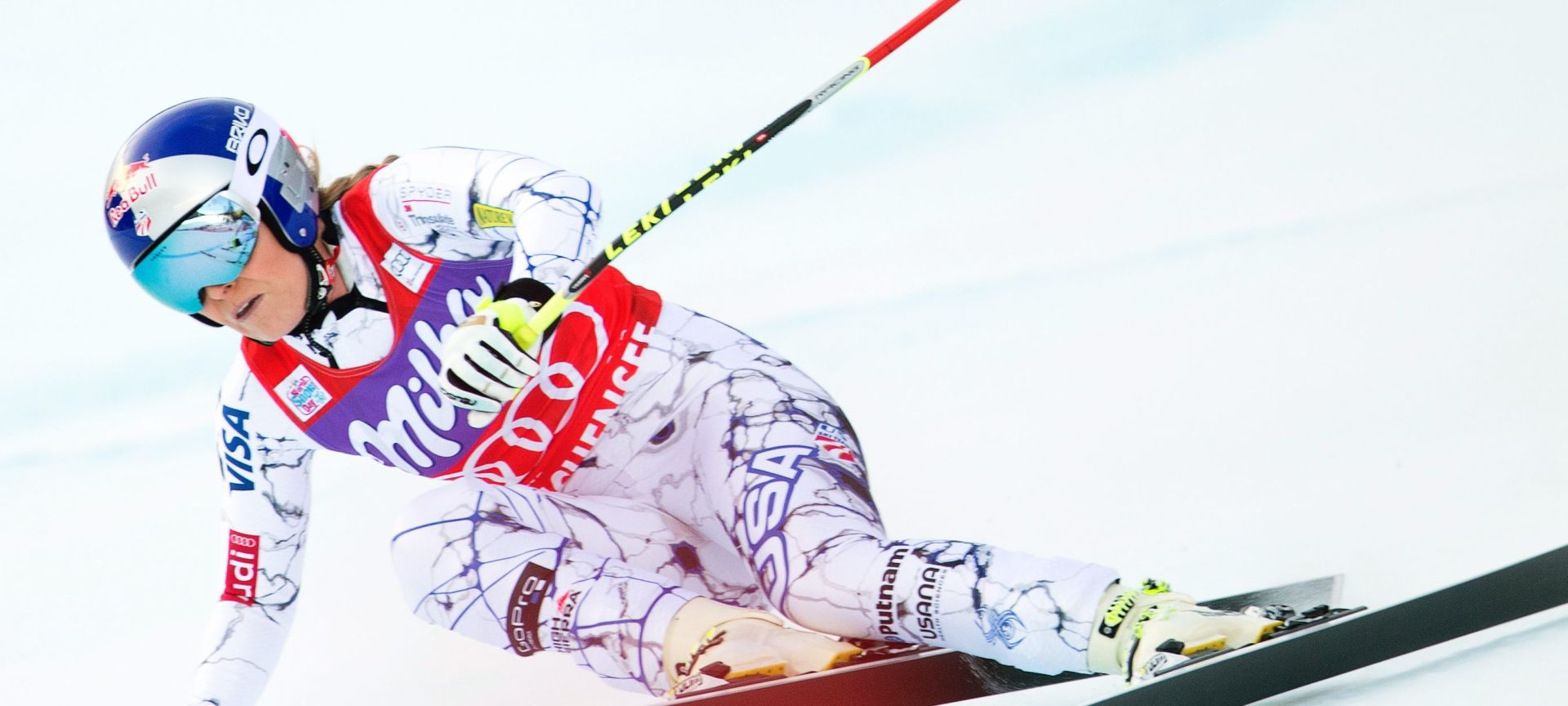 epa05093639 Lindsey Vonn of the USA competes in the women's Alpine Skiing World Cup downhill race in Zauchensee, Austria, 09 January 2016.  EPA/EXPA/JOHANN GRODER
