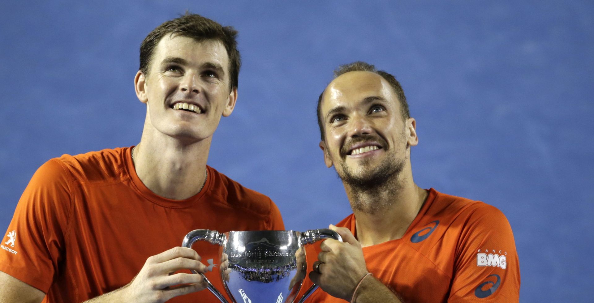 epa05135141 Jamie Murray of Britain (L) and Bruno Soares of Brazil (R) celebrate with winning trophy after their double final match against Daniel Nestor of Canada and Radek Stepanek of Czech Republic at the Australian Open tennis tournament in Melbourne, Australia, 30 January 2016.  EPA/LYNN BO BO