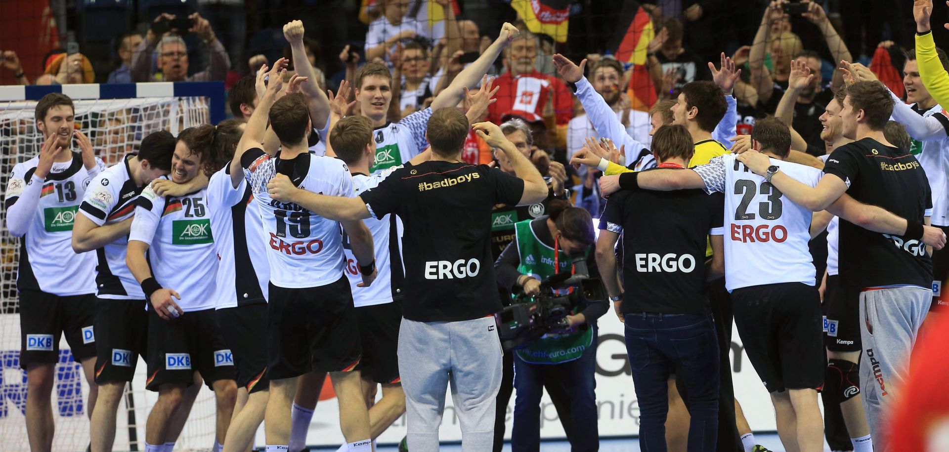 epa05137689 Germany's players celebrate after winning the final of the 2016 EHF European Men's Handball Championship between Germany and Spain at the Tauron Arena in Krakow, Poland, 31 January 2016.  EPA/JENS WOLF
