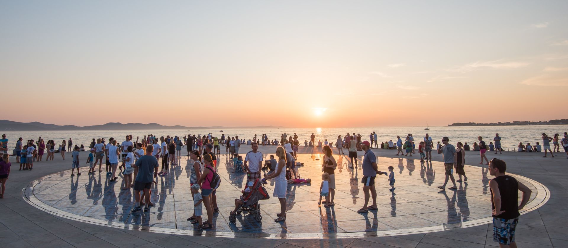 18.07.2015., Zadar - Brojni domaci i stani gosti, svatko na svoj nacin, uzivali u zalasku sunca.
Photo: Dino Stanin/PIXSELL