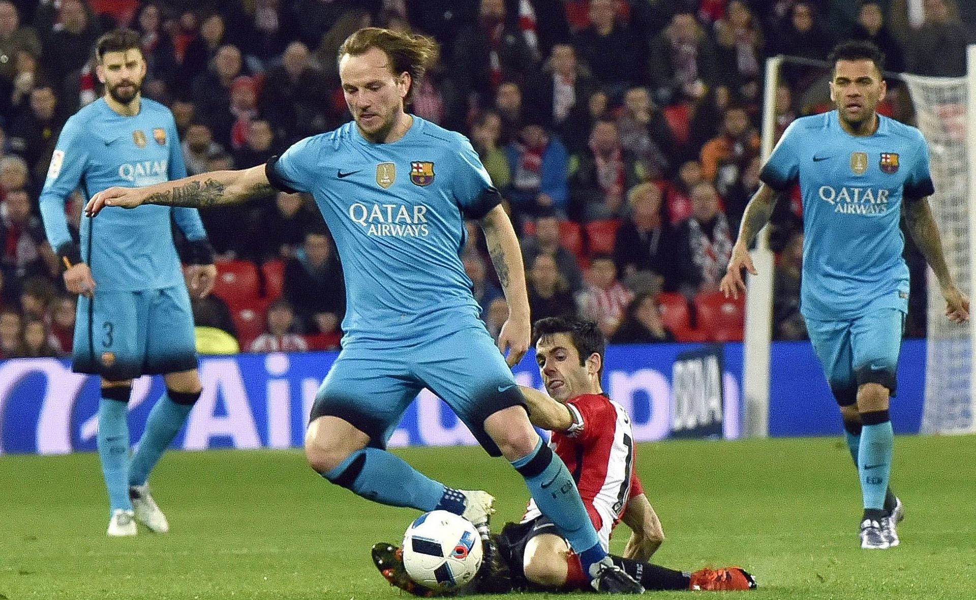 epa05114414 Athletic Club's midfielder Markel Susaeta (2R) in action against FC Barcelona's Croatian midfielder Ivan Rakitic (2L) during their Spanish King's Cup quarter finals first leg soccer match played at San Mames stadium, in Bilbao, northern Spain, 20 January 2016.  EPA/LUIS TEJIDO