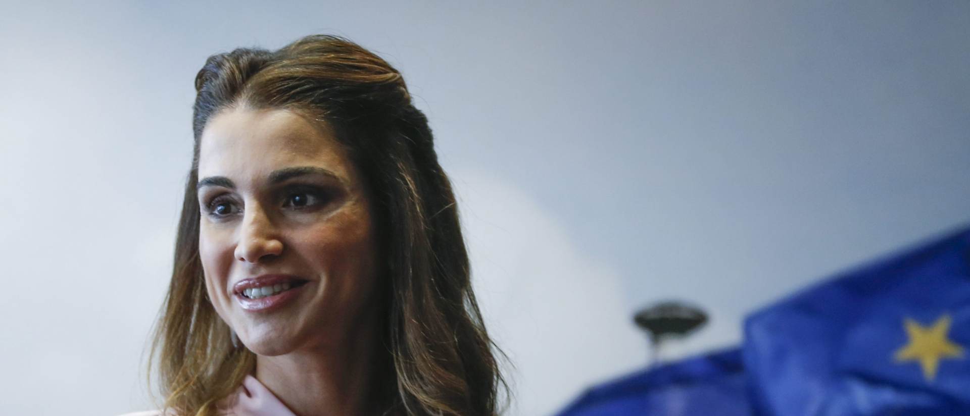 epa05098731 Queen Rania of Jordan looks on during a visit to the EU headquarters where she is to have a meeting with European Commission President Jean Claude Juncker (not in picture) in Brussels, Belgium, 12 January 2016.  EPA/OLIVIER HOSLET