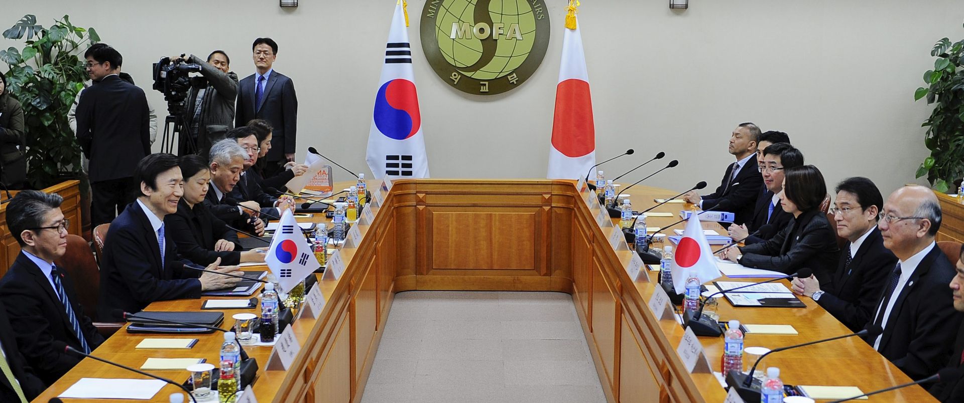 epa05081999 Japanese foreign minister Fumio Kishida (2R), talks with South Koren counterpart Yun Byung-Se (2L) during their meeting at the Foreign Ministry in Seoul, South Korea, 28 December 2015. Fumio Kishida arrived in Seoul for talks with his South Korean counterpart Yun Byung-se, possibly setting a new direction in resolving the issue of the comfort women. The two countries have been in negotiations on one of the most contentious issues between them -- Japan's sexual enslavement of women, mostly Koreans, for its soldiers during World War II.  EPA/KIM MIN-HEE/POOL
