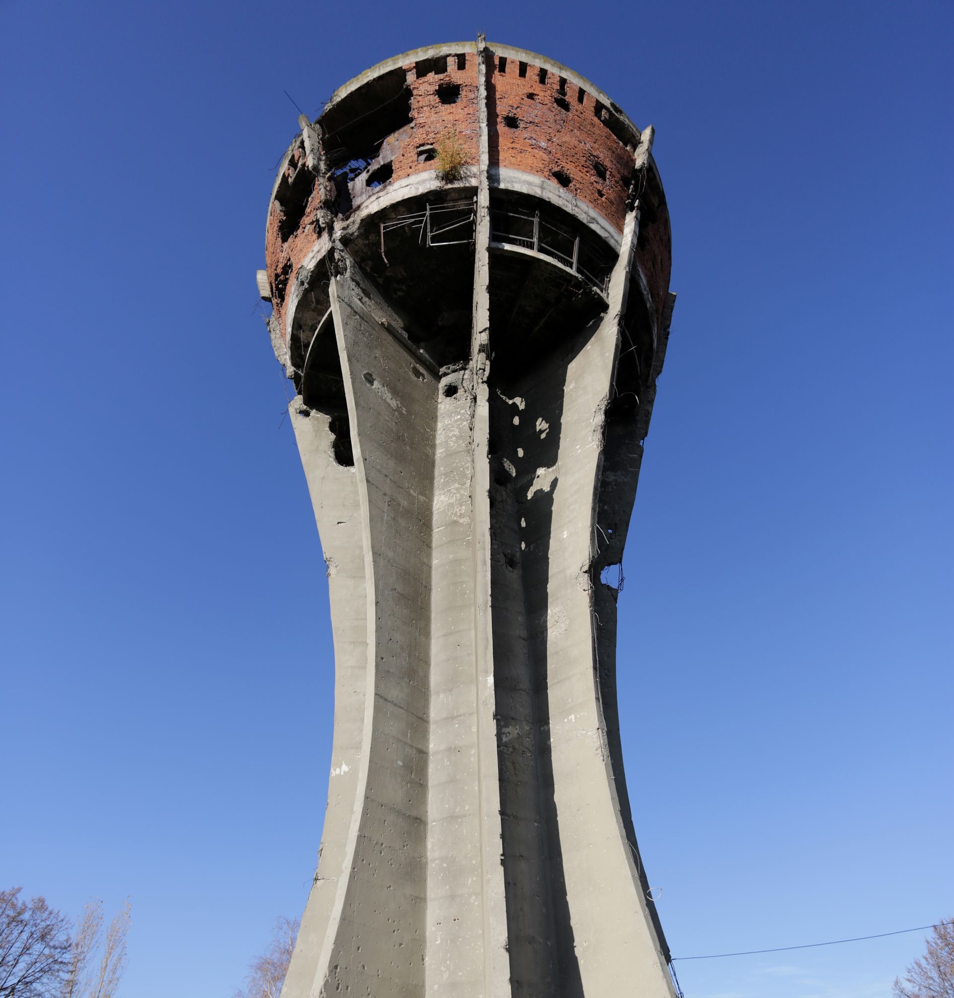 16.11.2015., Vukovar - Vodotoranj, visok 50 m i obujma 2200 prostornih metara vode, izgradjen je potkraj sezdesetih godina u tadasnjem gradskom perivoju i izletistu tzv. "Najpar-basci", na ulazu u vukovarsko naselje Mitnicu. Prema zapremnini i velicini bio je jedan od najvecih objekata tog tipa u Europi. Sve do rata, na vrhu Vodotornja nalazio se restoran s vidikovcem na Vukovar, Dunav i okolno srijemsko vinogorje. Tijekom srpske agresije na Vukovar, Vodotoranj bio je jedna od najcescih meta neprijateljskog topnistva koje mu je nanjelo vise od sest stotina ostecenja, a danas predstavlja simbol pobjede i novog zivota. Objekt se nece obnavljati u izvornu funkciju nego ce postati Memorijalno podrucje koje ce podsjecati na patnje i boli koje je Vukovar prozivio. Photo: Grgur Zucko/PIXSELL