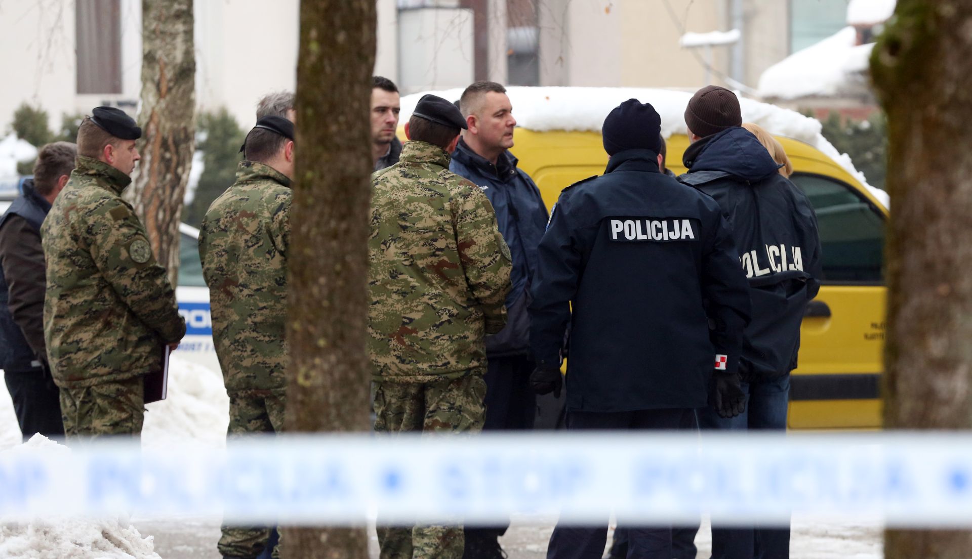 Zagreb, 08.01.2016 - Nepoznati mukarac poèinio je samoubojstvo skoèivi sa zgrade u zagrebaèkom naselju pansko, a u stanu su naðene dvije mrtve osobe, izvijestila je zagrebaèka policija. Samoubojstvo je poèinio jutros u 8,30 sati "skakanjem s visine" u Ulici Milana Reetara br. 44, a u stanu su pronaðene jo dvije mrtve osobe, navodi se u kratkom priopæenju zagrebaèke Policijske uprave.
foto HINA/ Damir SENÈAR /ds