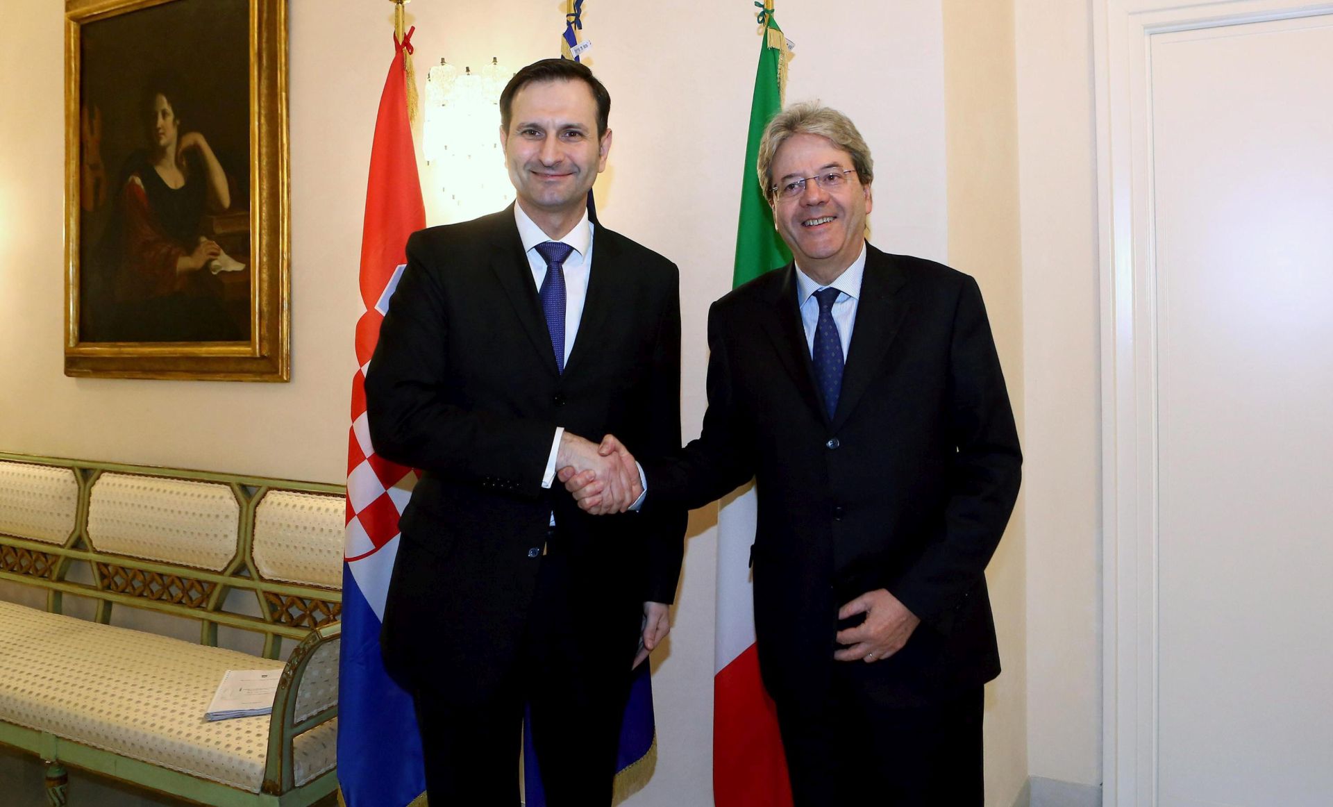 epa05178226 Italian Foreign Minister Paolo Gentiloni (R) welcomes Croatian Minister of Foreign and European Affairs Miro Kovac (L) for a meeting in Rome, Italy, 24 February 2016.  EPA/FABIO CAMPANA