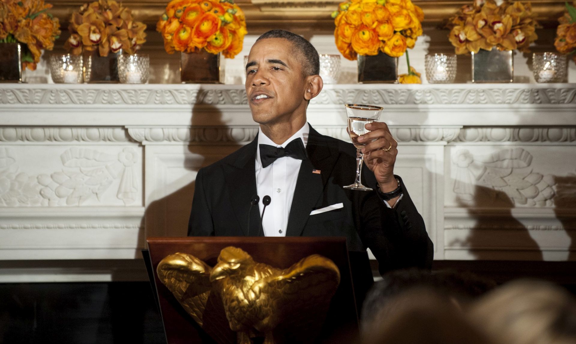 epa05174579 US President Barack Obama gives a toast during a National Governors Association dinner and reception in the State Dining Room of the White House in Washington, DC, USA, 21 February 2016. Obama said this past week the Constitution requires the Senate to consider his nominee to replace Antonin Scalia, who died on 13 February, on the US Supreme Court and cast Republican leader's initial refusal to do so as a test of 'fair play.'  EPA/PETE MAROVICH/POOL