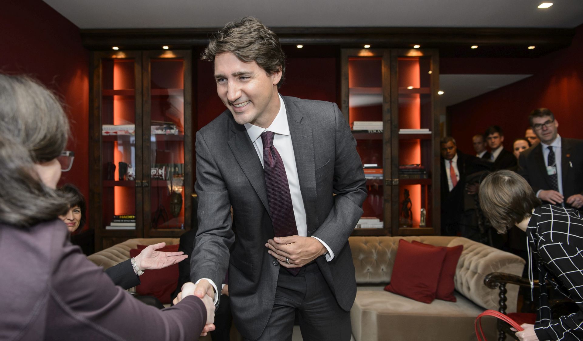 epa05115354 Canada's Prime Minister Justin Trudeau, shakes hands with members of the Swiss delegation during a bilateral meeting on the sideline of the 46th Annual Meeting of the World Economic Forum, WEF, in Davos, Switzerland, 21 January 2016. The overarching theme of the Meeting, which takes place from 20 to 23 January, is 'Mastering the Fourth Industrial Revolution.'  EPA/JEAN-CHRISTOPHE BOTT
