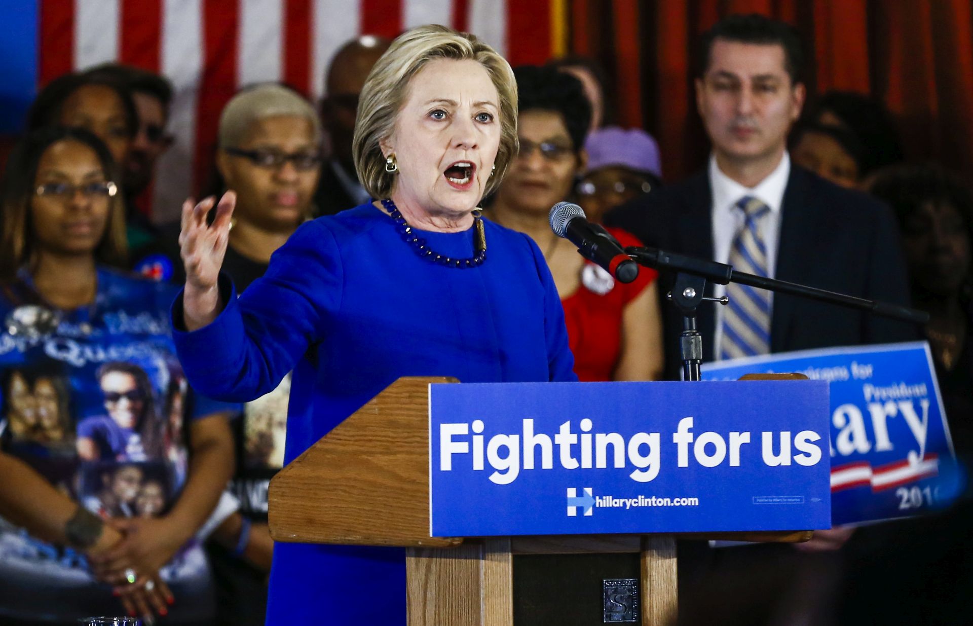 epa05166942 Democratic presidential candidate Hillary Clinton speaks at a campaign event at the Parkway Ballroom in Chicago, Illinois, USA, 17 February 2016. Clinton met with family members of people struck down by gun violence during her visit.  EPA/TANNEN MAURY