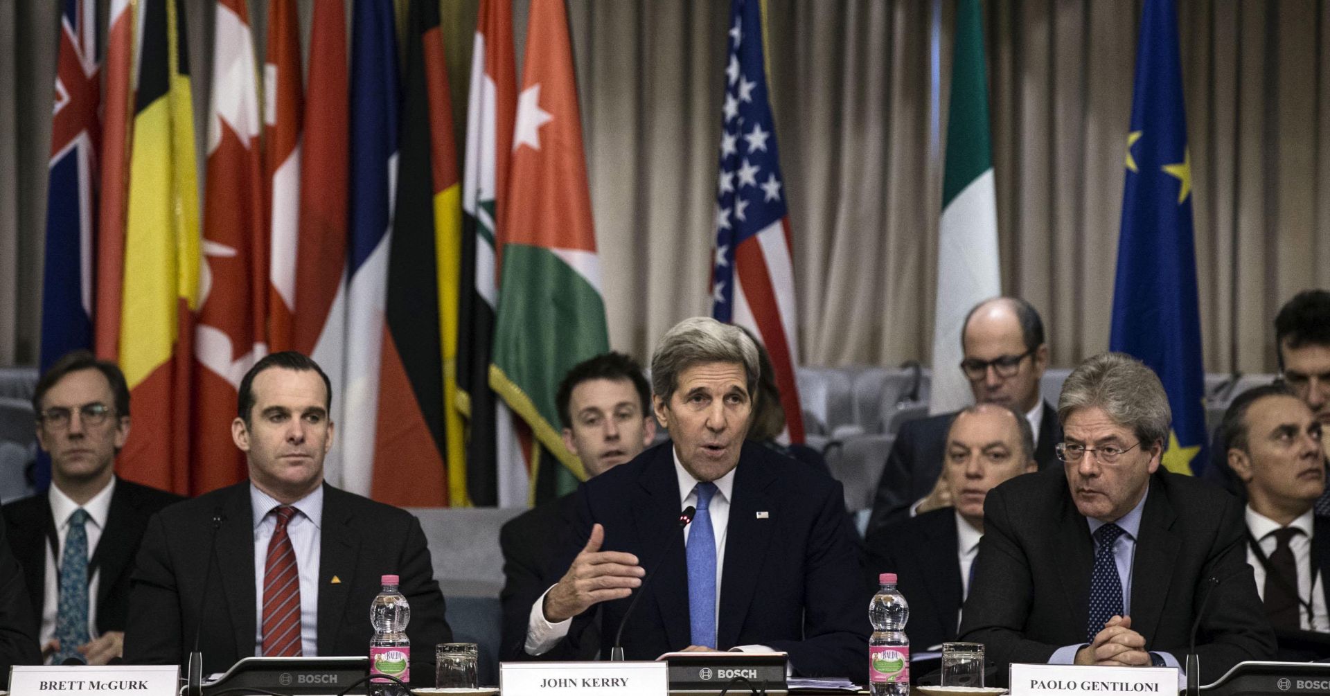 epa05139383 US Secretary of State John Kerry (C) speaks next to Italian Foreign Minister Paolo Gentiloni, in Rome, Italy, 02 February 2016. Kerry is in Rome for a meeting of the core countries of the US-led military coalition fighting the IS group.  EPA/ANGELO CARCONI