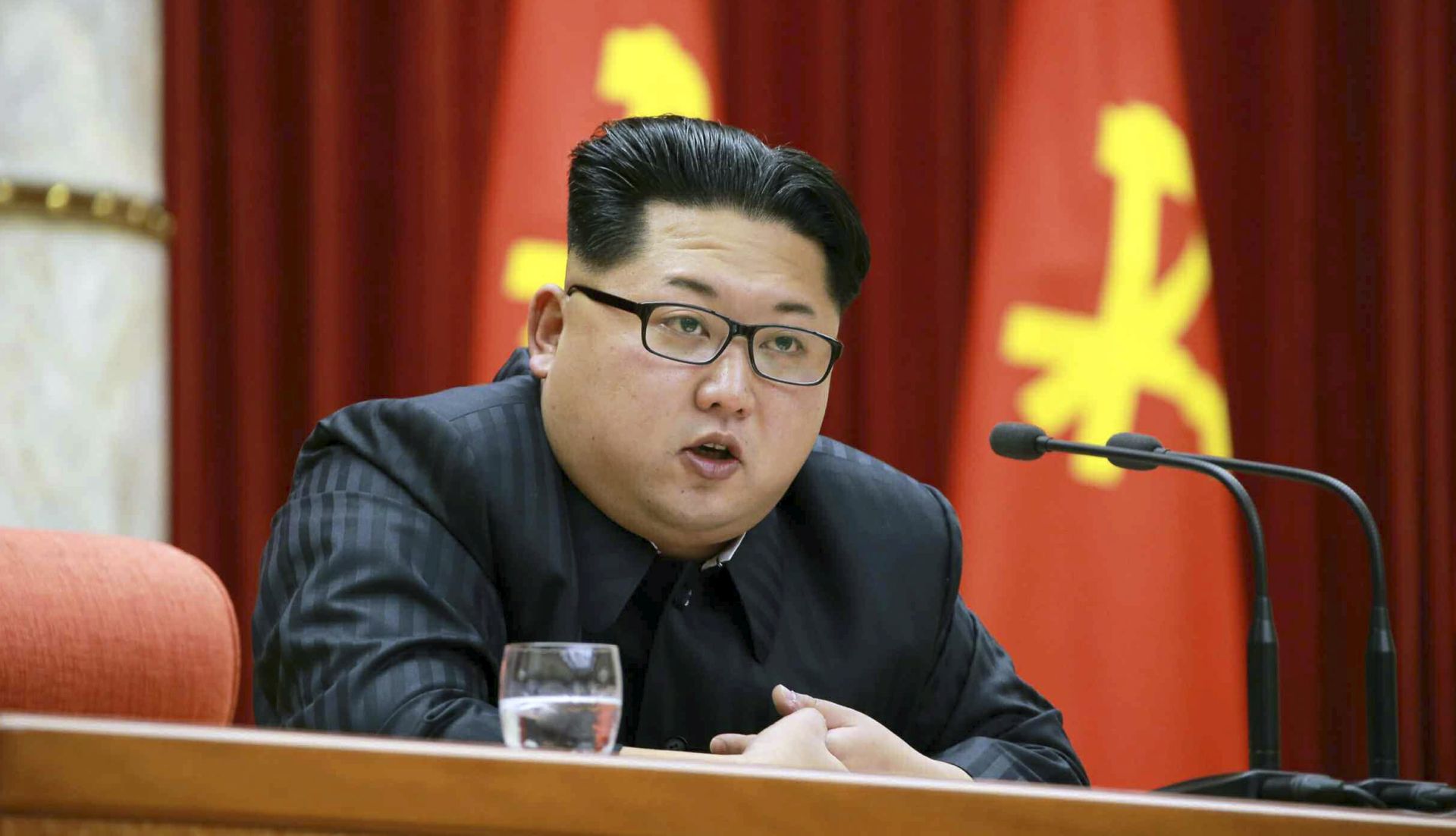 epa05099210 A picture released by North Korea's state-run Rodong Sinmun newspaper on 13 January 2016 shows North Korean leader Kim Jong-un speaking during a ceremony at the meeting hall of the Central Committee of the Workers' Party of Korea in Pyongyang, North Korea, 12 January 2016, to award nuclear scientists, technicians, soldier-builders, workers and officials for their contributions to what the North claims was the successful test of a hydrogen bomb on 06 January 2016.  EPA/RODONG SINMUN SOUTH KOREA OUT