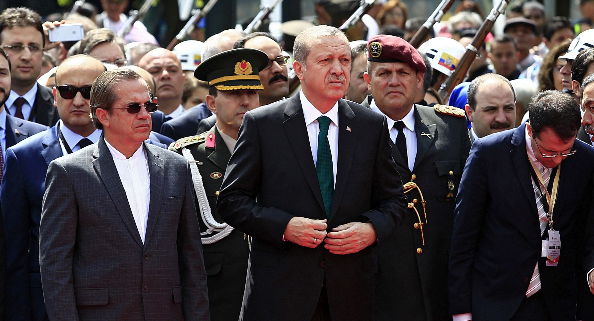 epa05143186 Ecuadorean Foreign Minister Ricardo Patino (L) accompanied by Turkish President Recep Tayyip Erdogan (C) during a ceremony to lay a wreath at monument to Heroes de la Independencia in the historic center of Quito, Ecuador, 04 February 2016. Erdogan is in Ecuador to boost bilateral ecopnomic ties.  EPA/JOSE JACOME