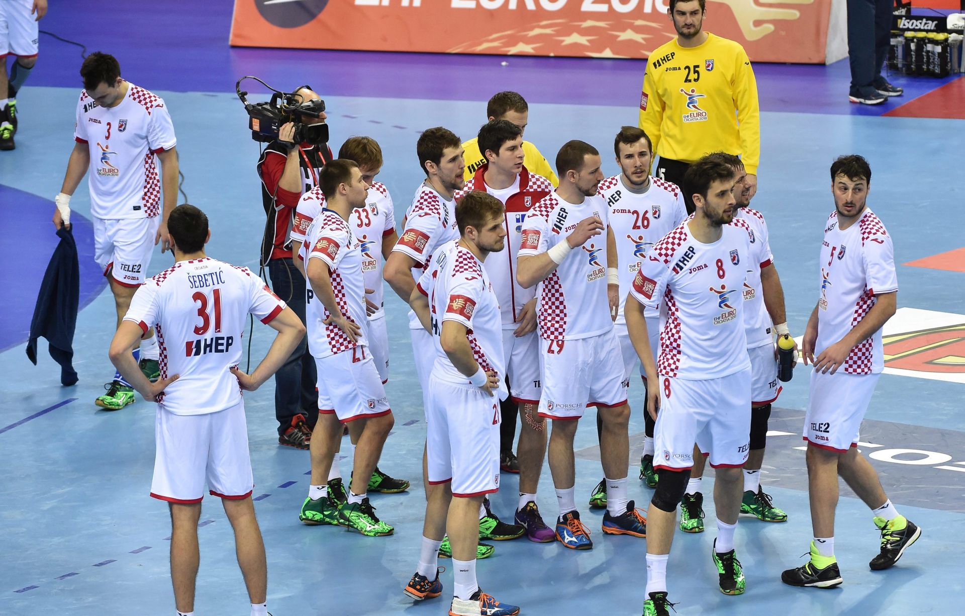 epa05134241 Croatian players react after losing the 2016 European Men's Handball Championship semi-final game between Croatia and Spain at the Tauron Arena in Krakow, Poland, 29 January 2016.  EPA/JACEK BEDNARCZYK POLAND OUT