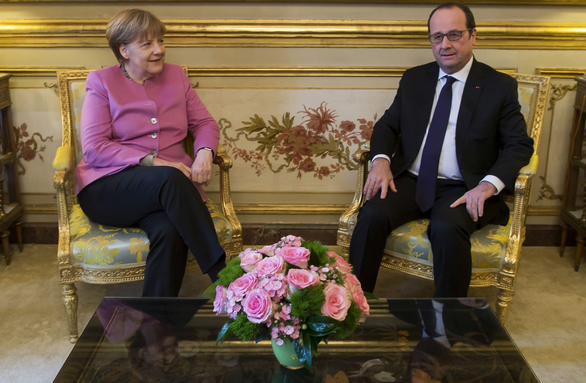 epa05193678 French President Francois Hollande (R) attends a meeting with German Chancellor Angela Merkel (L) at the Elysee Palace in Paris, France, 04 March 2016. The two leaders met to prepare the upcoming EU heads of state meeting to be held in Brussels on 07 March.  EPA/IAN LANGSDON / POOL MAXPPP OUT