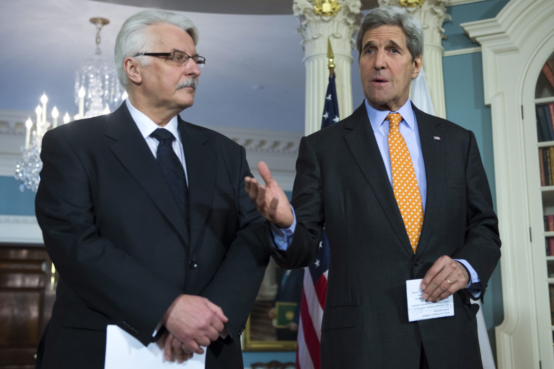 epa05166423 US Secretary of State John Kerry (R) shakes hands with Polish Foreign Minister Witold Waszczykowski (L), delivers remarks to the news media prior to their meeting at the State Department in Washington, DC, USA, 17 February 2016.  EPA/SHAWN THEW