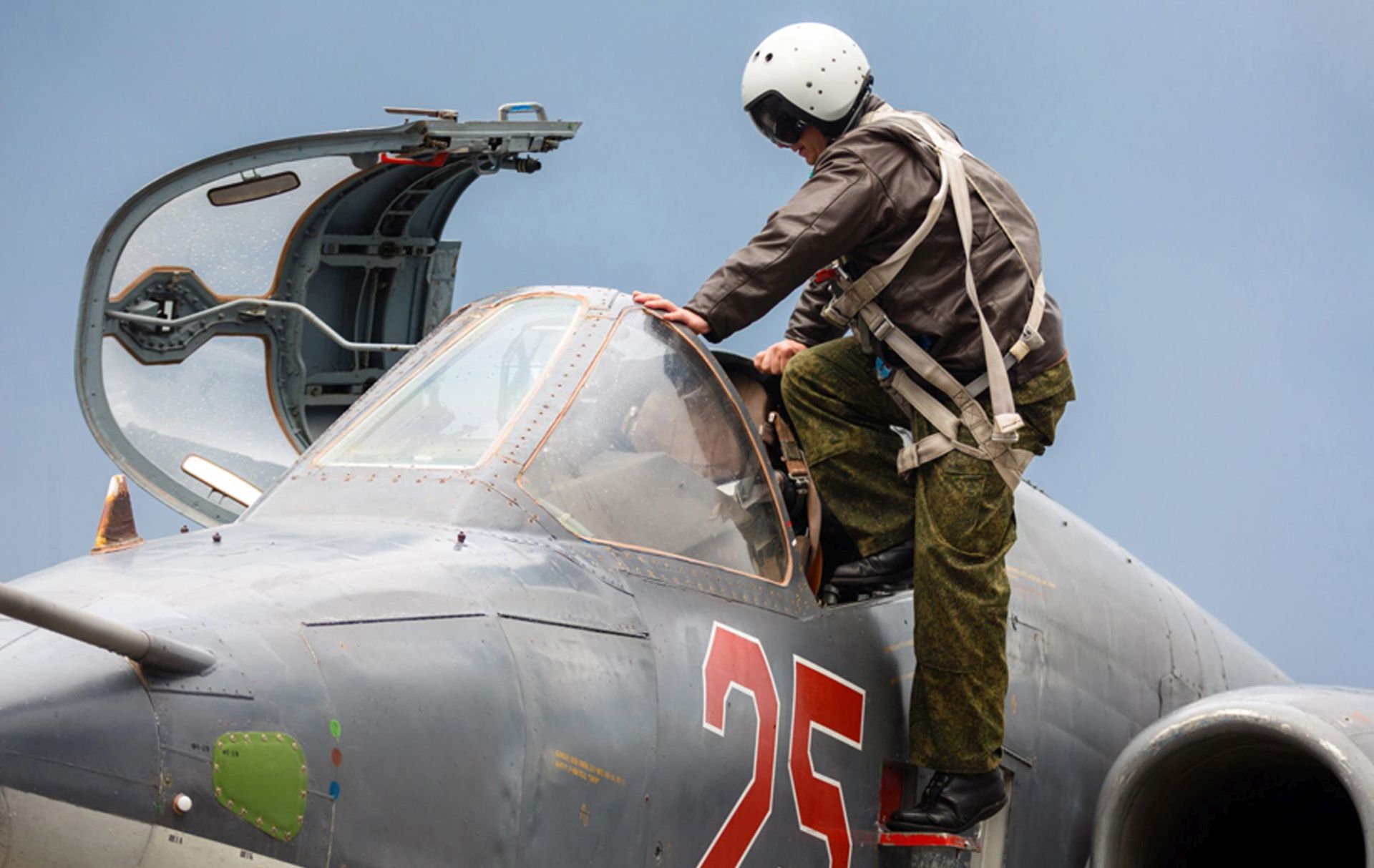 epa05214477 A handout picture made available on the official website of the Russian Defence Ministry shows Russian pilot getting inside a SU-25 strike fighter before the take-off at the Syrian Hmeymim airbase, outside Latakia, Syria, 16 March 2016. Russian warplanes leave the Hmeymim airbase for permanent location airfields in Russia following the order of Russian President Vladimir Putin to withdraw the majority of Russian troops from Syria.  EPA/VADIM GRISHANKIN/RUSSIAN DEFENCE MINISTRY