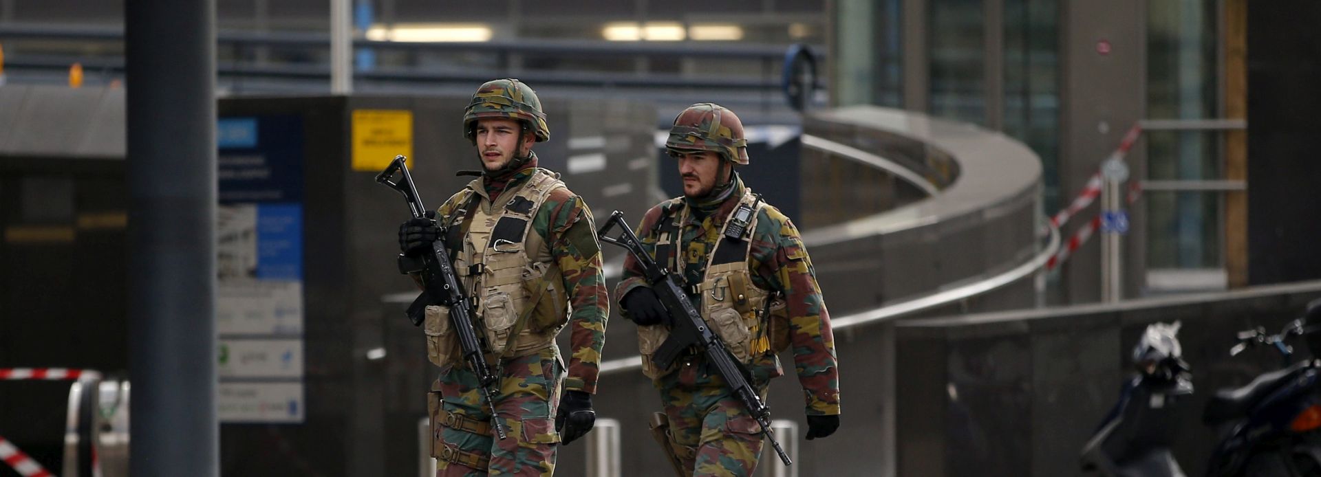 epa05225676 Members of the Belgium army patrol near the European Commission, after an explosion at Maelbeek Metro station, Brussels, Belgium, 22 March 2016. Security services are on high alert following the explosions in the departure hall of Zaventem Airport and on the metro system in Brussels, Belgium, where many people have died or been injured.  EPA/YOAN VALAT
