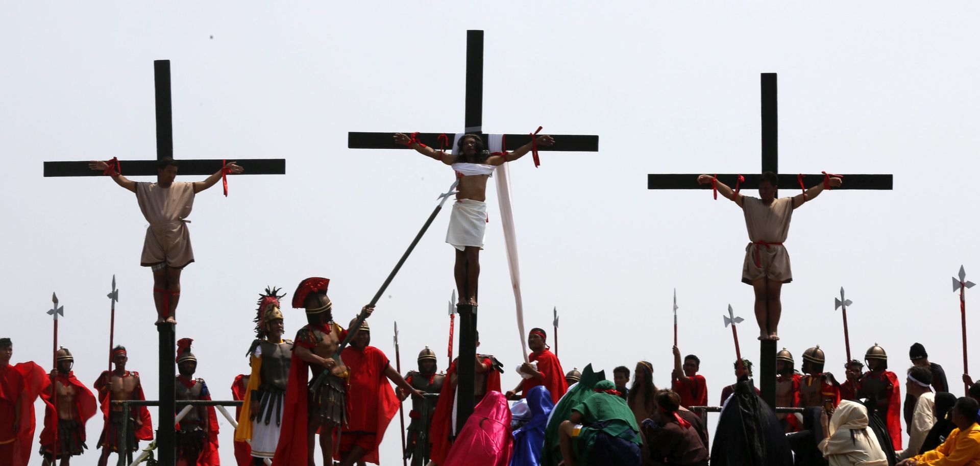 epa05230131 Filipino penitent Ruben Enaje (C) is nailed to a wooden cross for the 30th year, during the re-enactment of the crucifixion of Jesus Christ on Good Friday, in San Pedro Cutud village, San Fernando city, north of Manila, Philippines, 25 March 2016. Thousands of Catholic devotees witnessed dozens of men who were nailed to wooden crosses or flogged themselves bloody in annual rituals re-enacting the crucifixion of Jesus Christ.  EPA/FRANCIS R. MALASIG