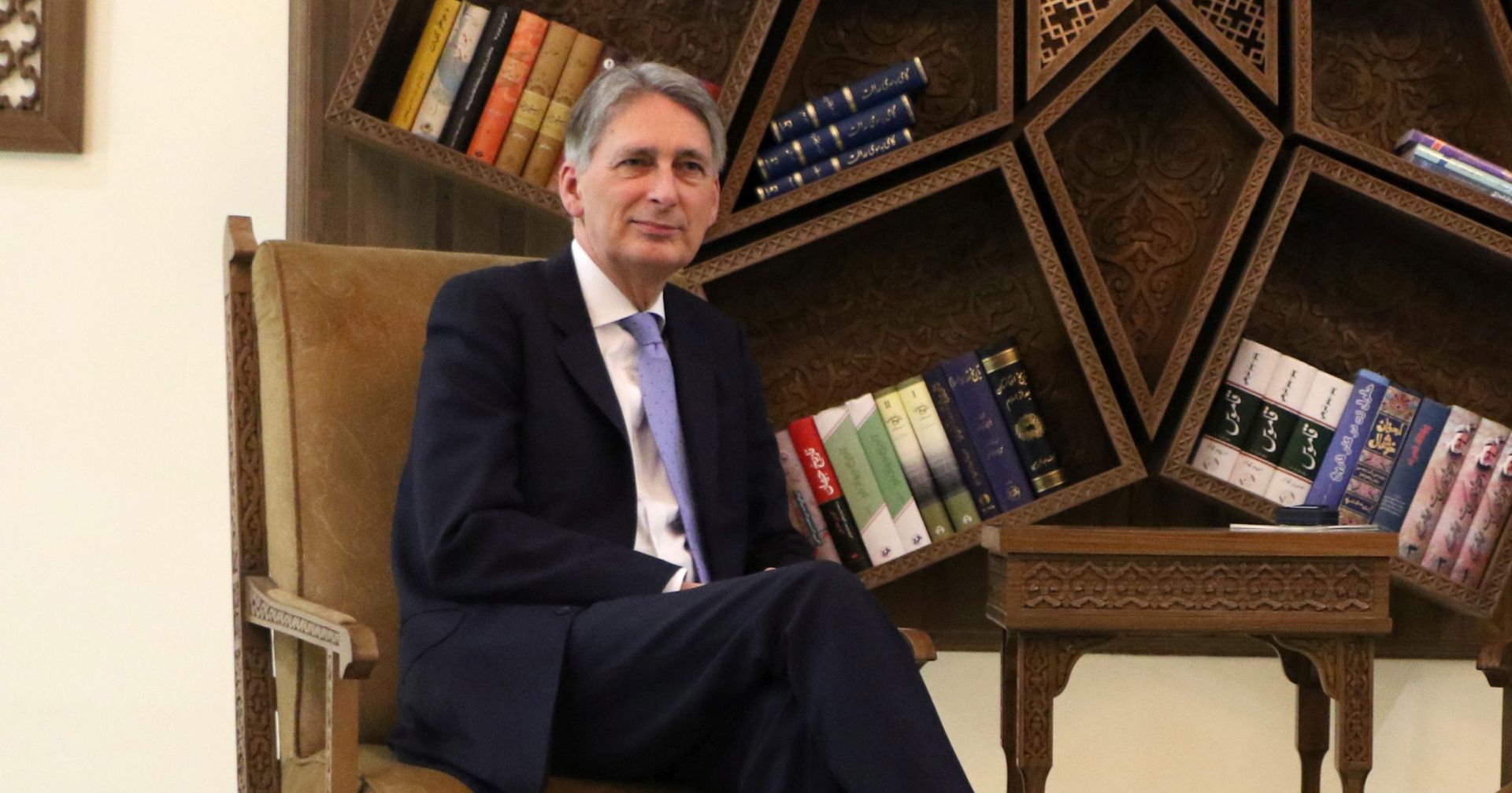 epa05199781 Afghanistan's Chief Executive Abdullah Abdullah (R) talks with British Foreign Secretary Phillip Hammond (L) during their meeting in Kabul, Afghanistan, 07 March 2016. Hammond is on an official visit to Kabul to discuss issues of mutual interest and regional security.  EPA/HEDAYATULLAH AMID