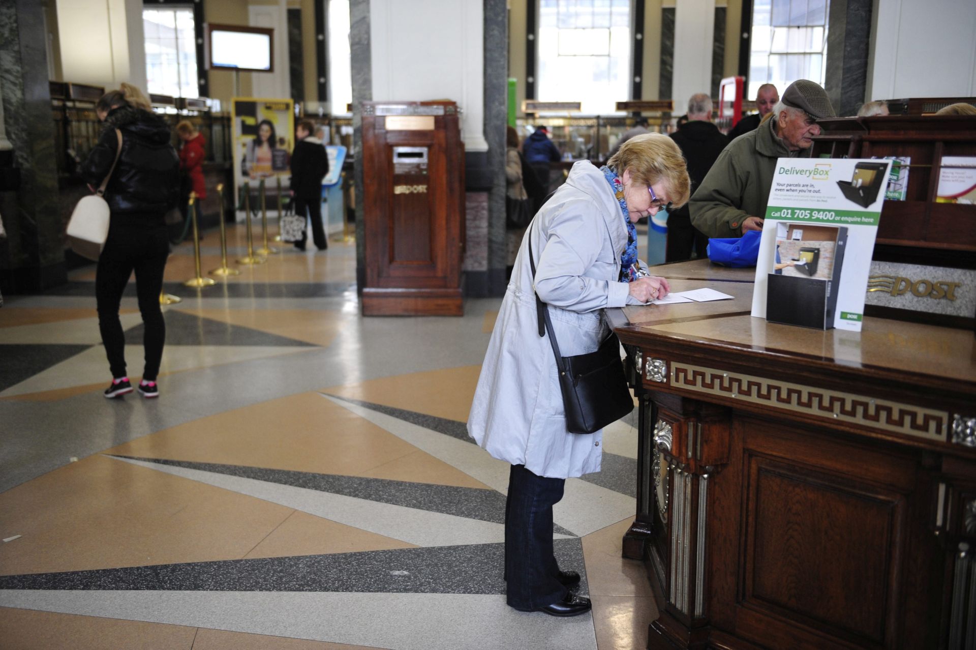epa05228769 Customers pictured in the GPO (General Post Office) on Dublin’s O’Connell Street, headquaters of the 1916 rising in Dublin, Ireland, 24 March 2016. Ireland will commemorate the 100 anniversay of the 1916 Easter Rising this Sunday 27 March 2016.  EPA/AIDAN CRAWLEY