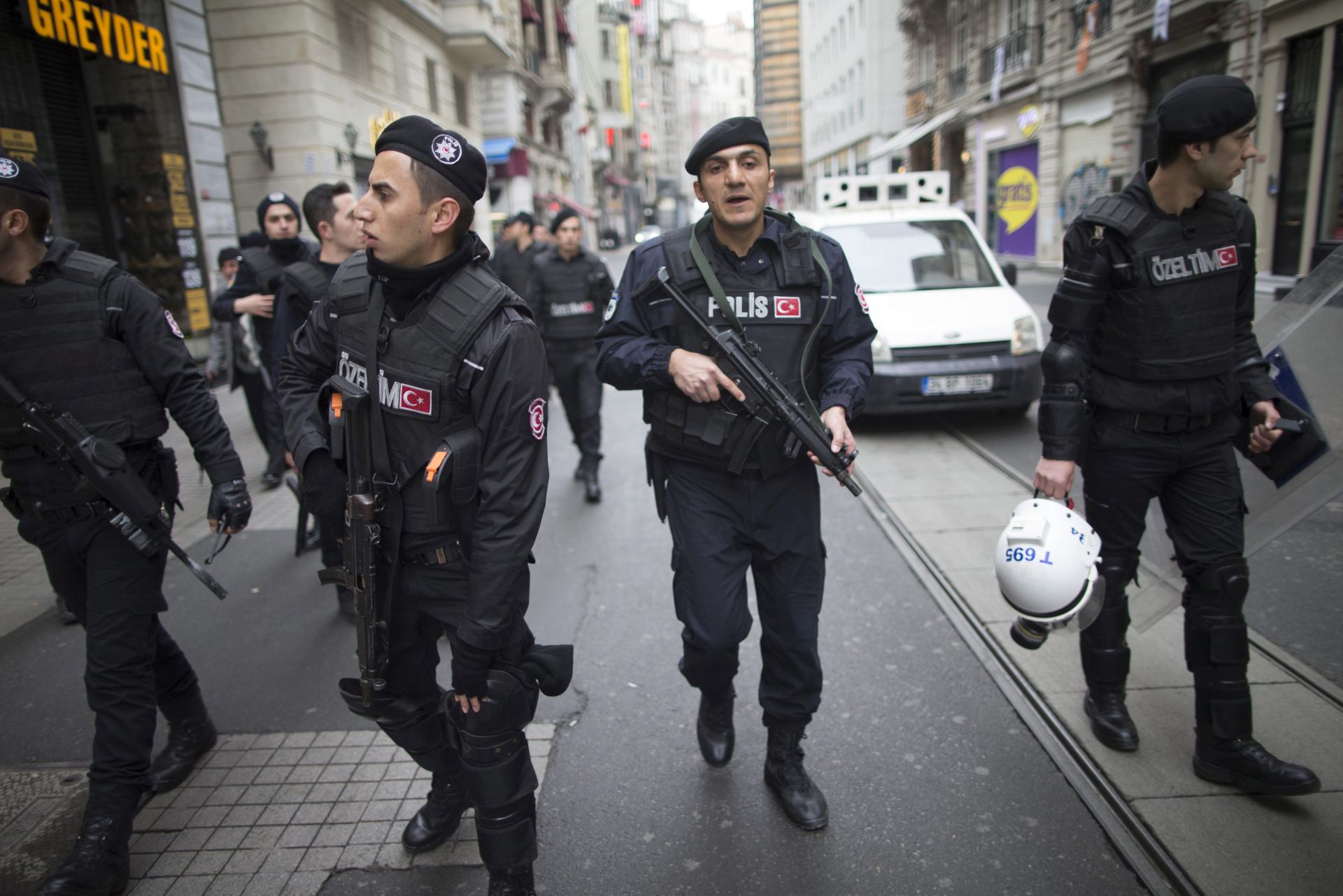 epa05220119 Turkish policemen stand in a cordon off street after a suicide bomb attack at Istiklal Street in Istanbul, Turkey, 19 March 2016. According to media reports, two people have died and seven injured in the suicide bomb in Istiklal Street, a main high street in the centre of Istanbul, just off Taksim Square.  EPA/TOLGA BOZOGLU