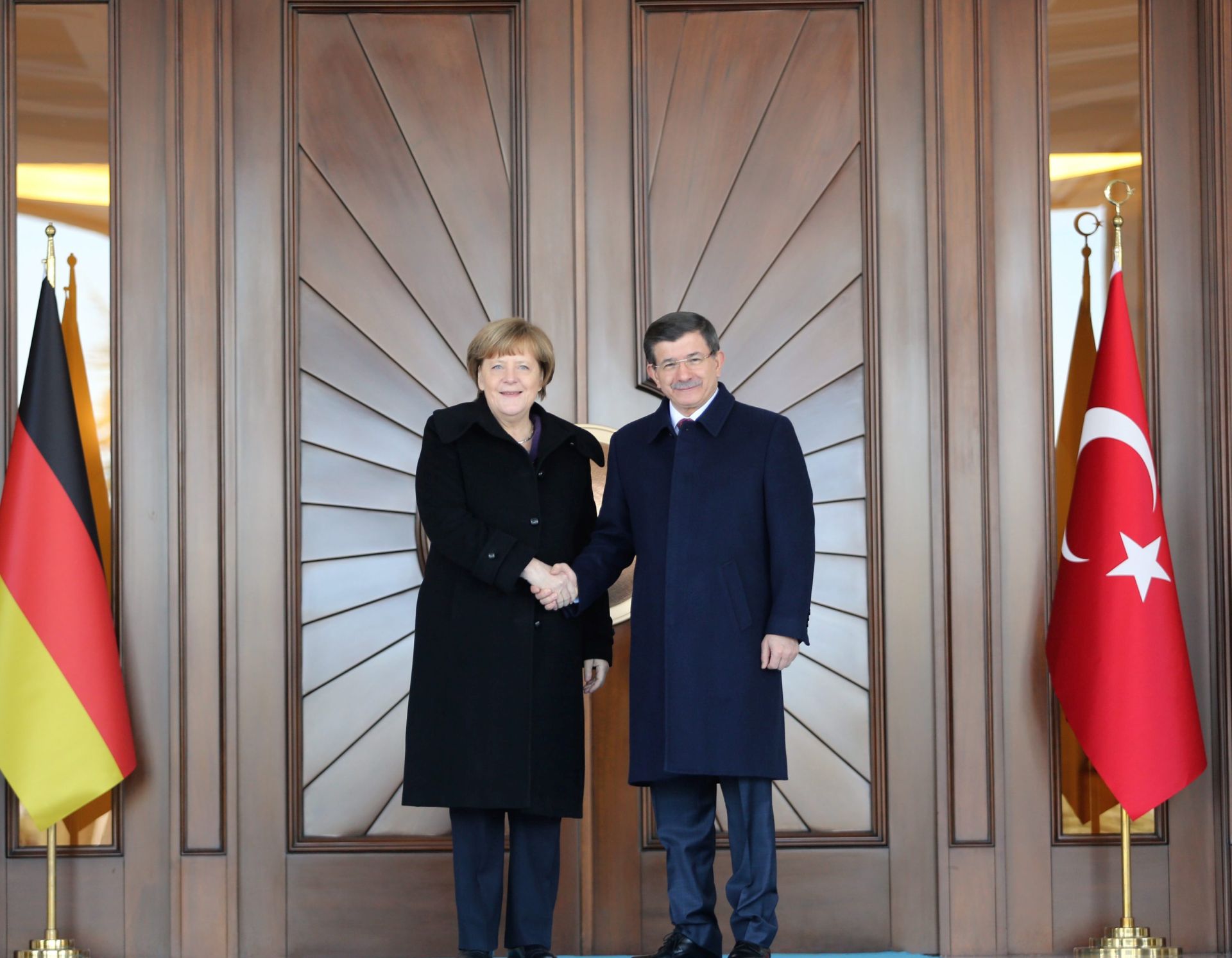 epa05149418 German Chancellor Angela Merkel (L) shake hands with Turkish Prime Minister Ahmet Davutoglu during her visit to Ankara, Turkey, 08 February 2016. Merkel is in Turkey for a one-day official visit.  EPA/STRINGER