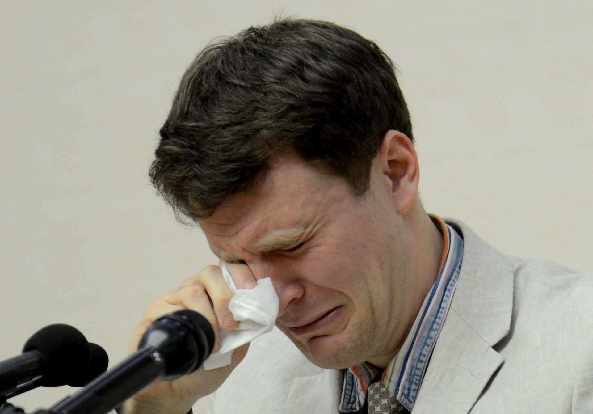 epa05188280 A handout photo provided by the official Korean Central News Agency (KCNA) via Yonhap News Agency (YNA) ON 01 March 2016 shows Otto Frederick Warmbier, a University of Virginia student who has been detained in North Korea since January 2016, crying during a press conference at the People's Palace of Culture in Pyongyang, North Korea, 29 February 2016. Warmbier admitted to his 'severe' crime of stealing a political sign from a hotel and asked for forgiveness, according to KCNA.  EPA/KCNA/HANDOUT SOUTH KOREA OUT HANDOUT EDITORIAL USE ONLY/NO SALES