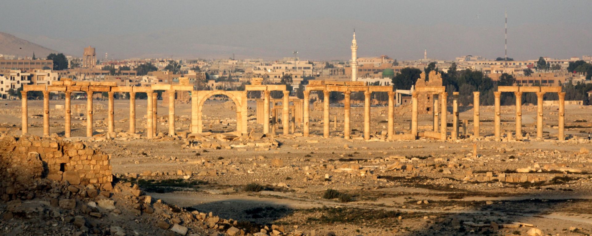 epa05228940 A photograph made available on 24 March 2016 showing the historical city of Palmyra, in central Syria, 12 November 2010. Official Syrian news sources on 24 March 2016 said government forces advanced to the vicinity of the ancient city of Palmyra (Tdmur), a UNESCO world Heritage site, in the central Homs province, that was captured by Islamic State (IS) militants in May 2015.  EPA/YOUSSEF BADAWI