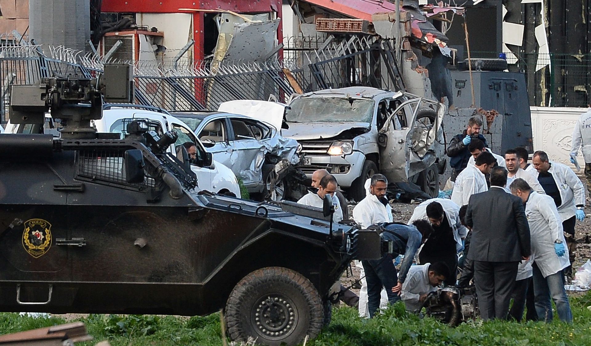 NOVI NAPAD U TURSKOJ Eksplodirala autobomba u policijskoj bazi, poginuo vojnik, 47 ljudi ranjeno