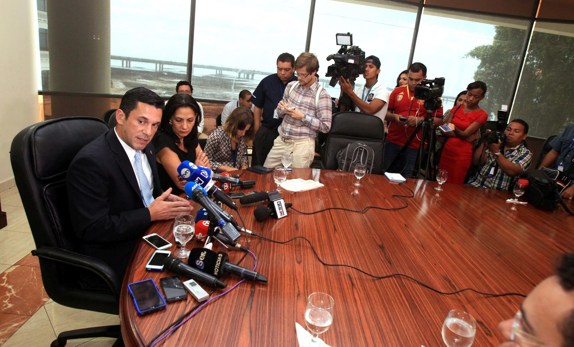 epa05246867 Panamenian Deputy Foreign Minister, Luis Miguel Hincapie (L), talks during a press conference after a meeting with world ambassadors in Panama, Panama City, Panama, 06 April 2016. Leaked documents published on 03 April 2016 suggest that 140 politicians and officials from around the globe, including 72 former and current world leaders, have connections with secret 'offshore' companies to escape tax scrutiny in their countries. The leak involves 11.5 million documents from one of the world's largest offshore law firms, Mossack Fonseca, based in Panama.  EPA/Alejandro Bolivar