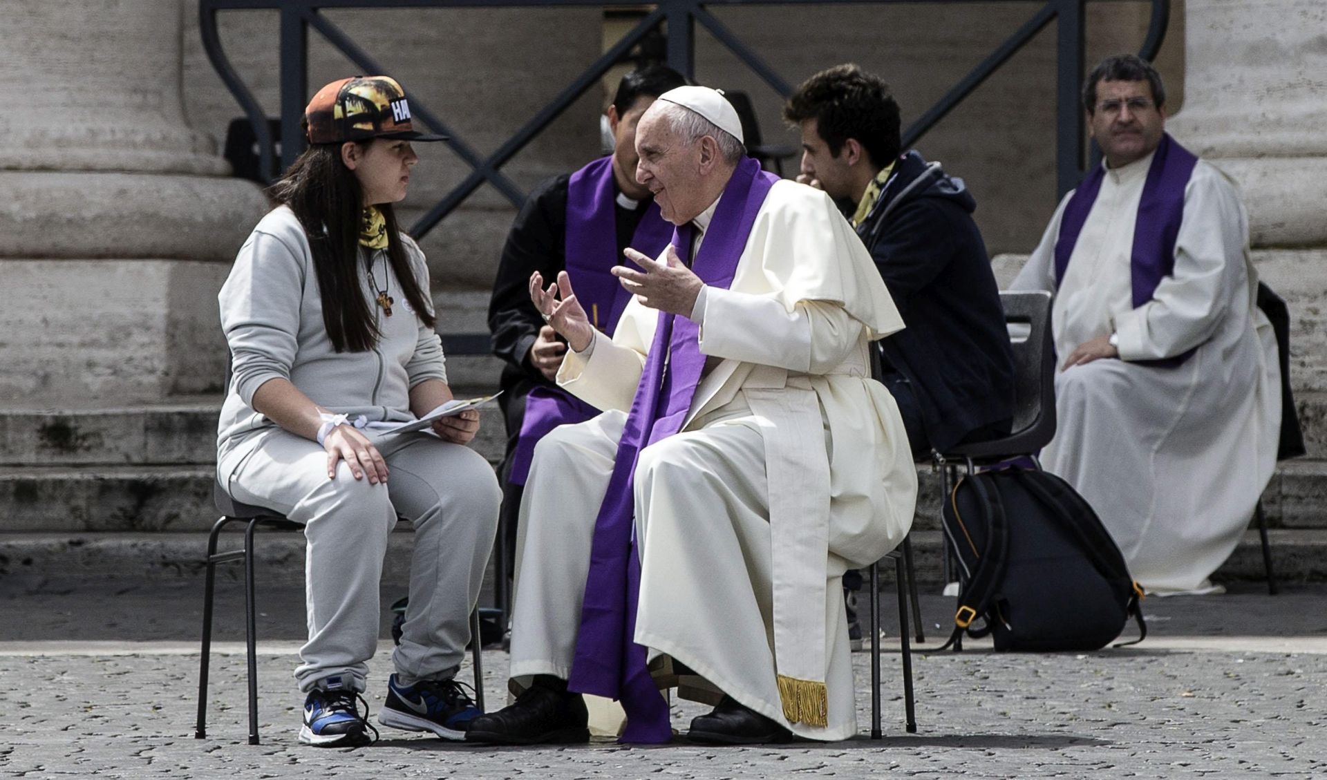 epa05273334 Pope Francis hears confessions of young faithfuls during the Jubilee for Teens in Saint Peter's Square, Vatican, 23 April 2016. According to Vatican radio the Pope listened to confessions for more than an hour and was joined in the square by more than 150 priests to hear confessions.  EPA/ANGELO CARCONI