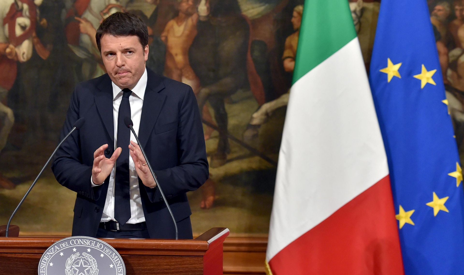 epa05225862 Italian Prime Minister Matteo Renzi during a statement to the press, in response to the terror attacks in Brussels earlier in the day, at Chigi palace Premier's office in Rome, Italy, 22 March 2016. Italy has increased it's security in the wake of the terror attacks that killed many and have left even more injured.  EPA/ETTORE FERRARI