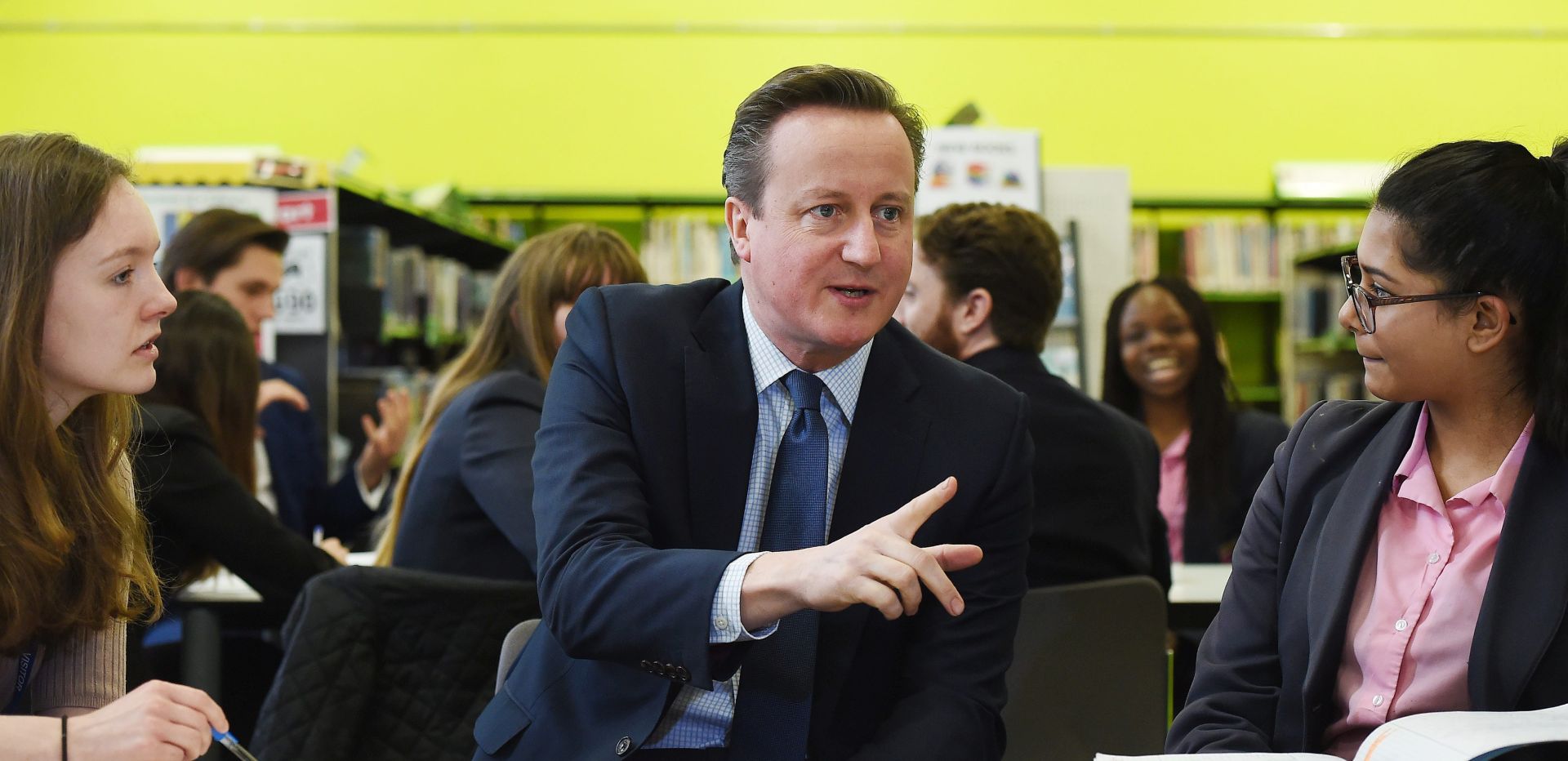 epa05211031 British Prime Minister David Cameron meets with school children at the Harris Academy school in London, Britain, 14 March 2016. This week marks national apprenticeship week.  EPA/ANDY RAIN / POOL