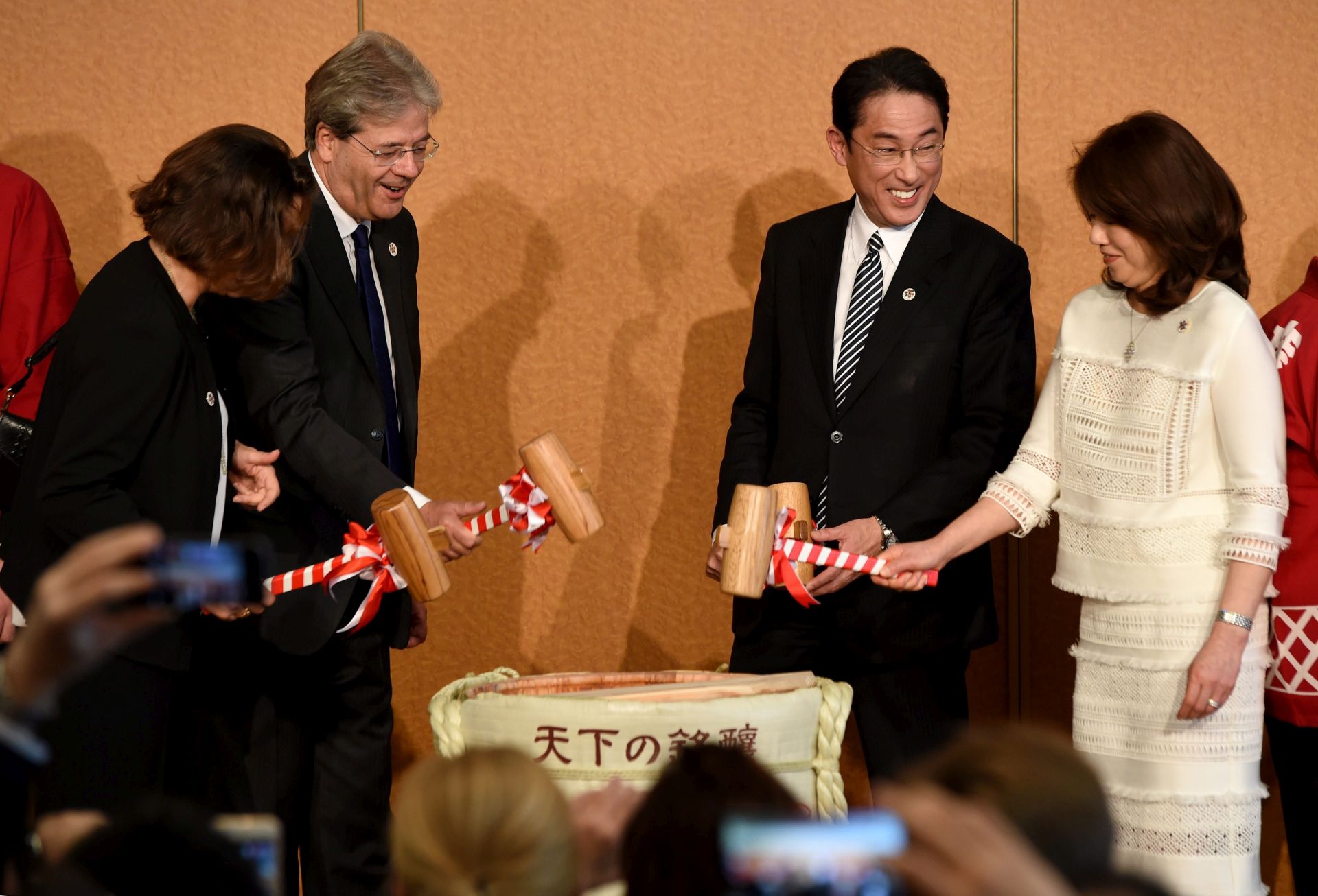 epa05252185 Japanese Foreign Minister Fumio Kishida (2-R), his wife Yuko (R), Italian Foreign Minister Paolo Gentiloni (2-L) and his wife Emanuel Mauro (L) open a Sake barrel during the welcoming reception at the at the Group of Seven (G-7) Foreign Ministers' meeting in Hiroshima, Japan, 10 April 2016. The G-7 foreign ministers from Britain, Canada, France, Germany, Italy, Japan and the United States will meet for a two-day summit to talk about various themes including nuclear disarmament and non-proliferation in the atomic bombing city of Hiroshima.  EPA/TOSHIFUMI KITAMURA / POOL
