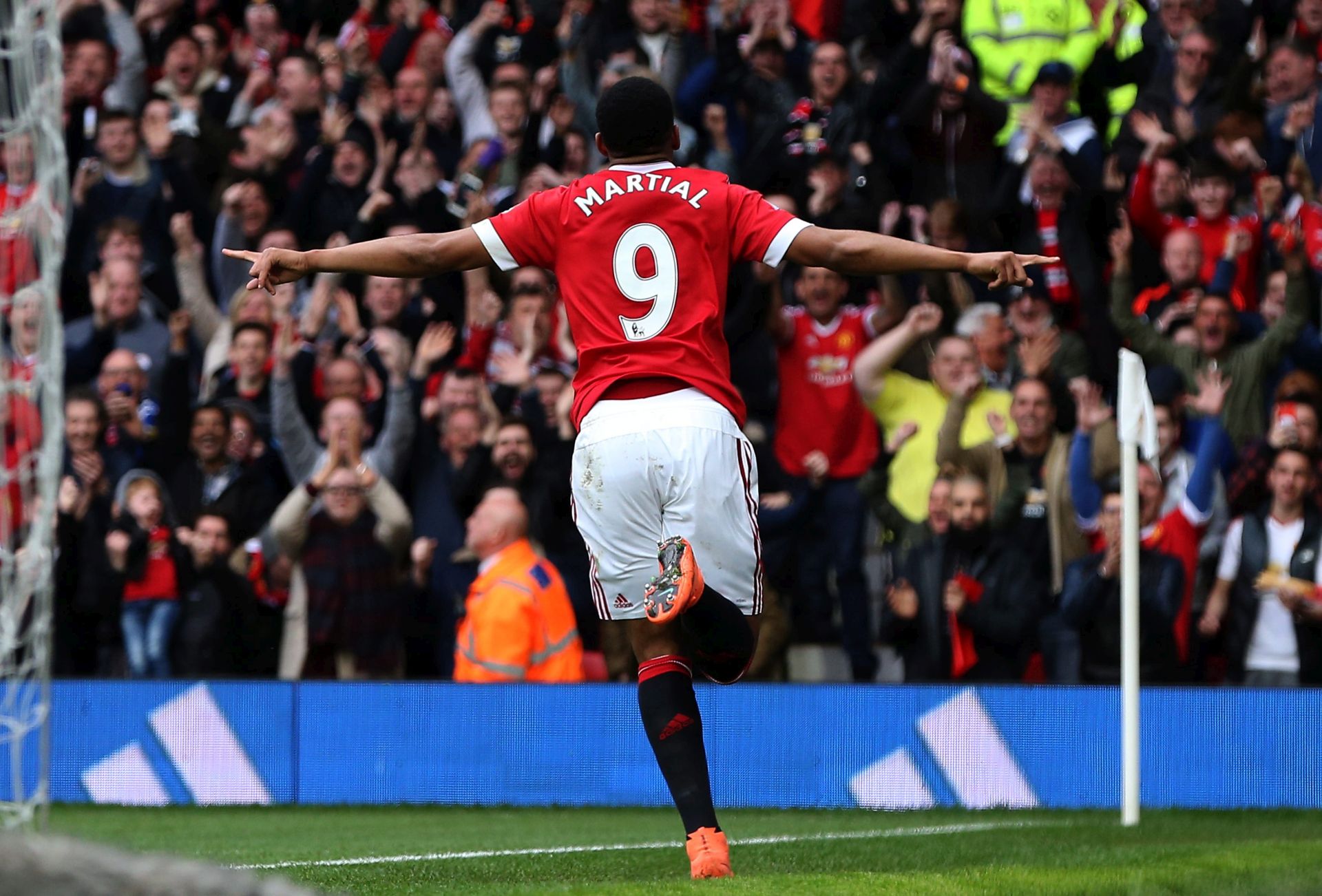 epa05242365 Manchester United's Anthony Martial celebrates scoring during the English Premier League soccer match between Manchester United and Everton at Old Trafford Stadium, Manchester, Britain, 3 April 2016.  EPA/Nigel Roddis EDITORIAL USE ONLY. No use with unauthorized audio, video, data, fixture lists, club/league logos or 'live' services. Online in-match use limited to 75 images, no video emulation. No use in betting, games or single club/league/player publications.