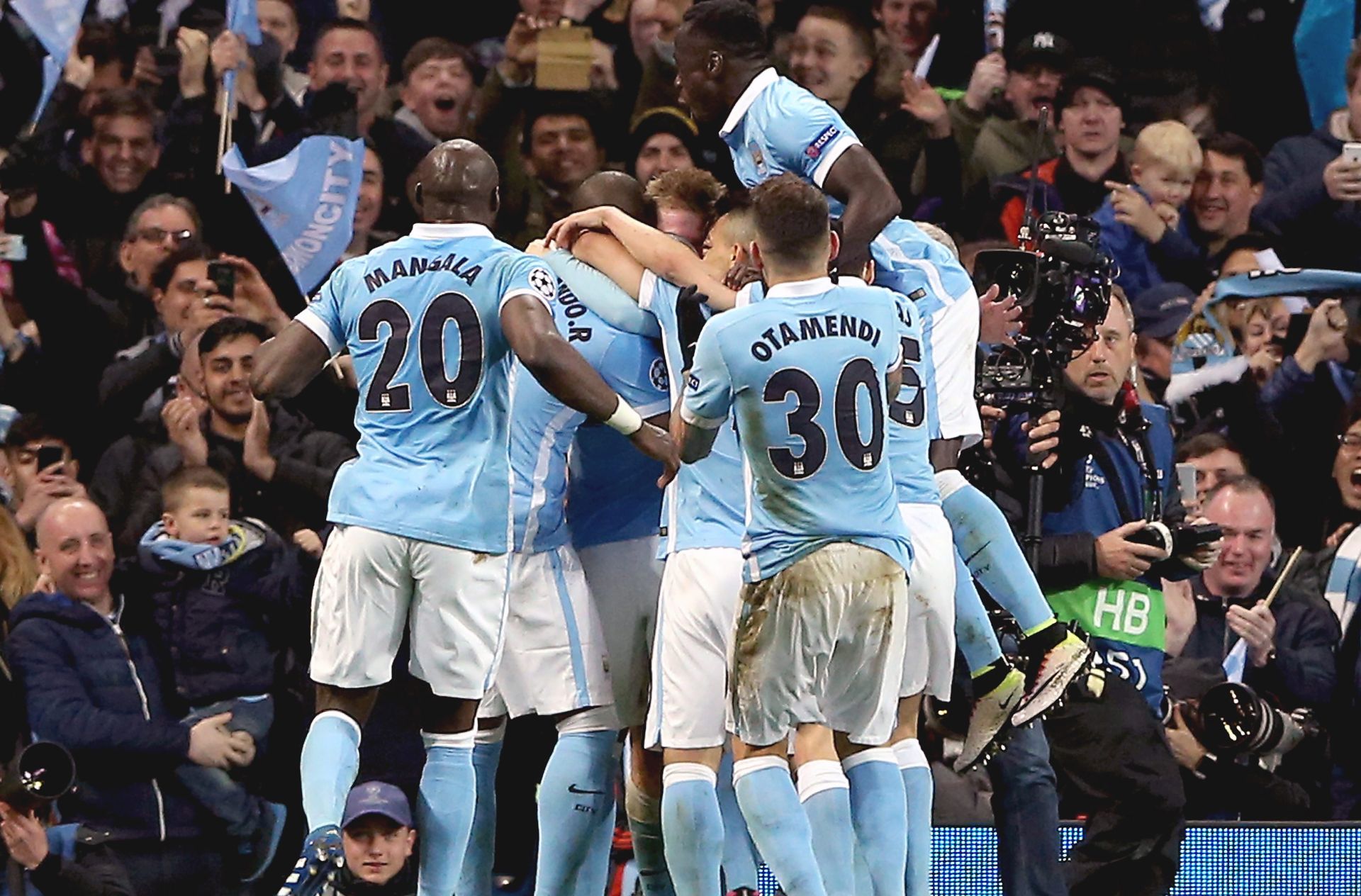 epa05256111 Manchester City's players celebrate the 1-0 lead during the UEFA Champions League quarter final, second leg soccer match between Manchester City and Paris Saint-Germain in Manchester, Britain, 12 April 2016.  EPA/NIGEL RODDIS