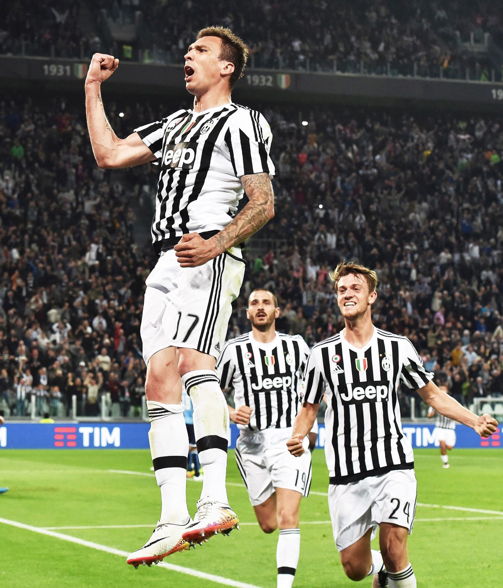 epa05269265 Juventus' forward Mario Mandzukic (L) celebrates with his teammates after scoring the 1-0 lead during the Italian Serie A soccer match between Juventus FC and SS Lazio at Juventus Stadium in Turin, Italy, 20 April 2016.  EPA/ALESSANDRO DI MARCO