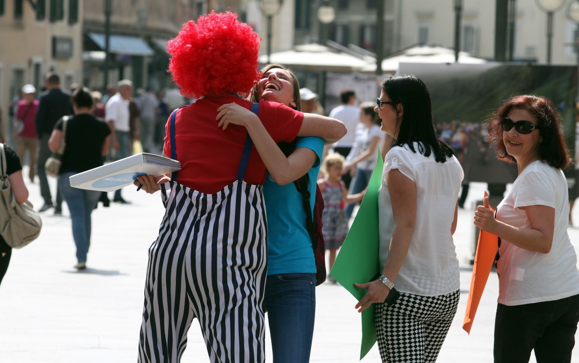 19.05.2015., Rijeka - Clanovi udruge Hrvatska volontira i Udruge za bolji svijet na Korzu su odrzali akciju besplatnih zagrljaja Free Hugs.
Photo: Goran Kovacic/PIXSELL